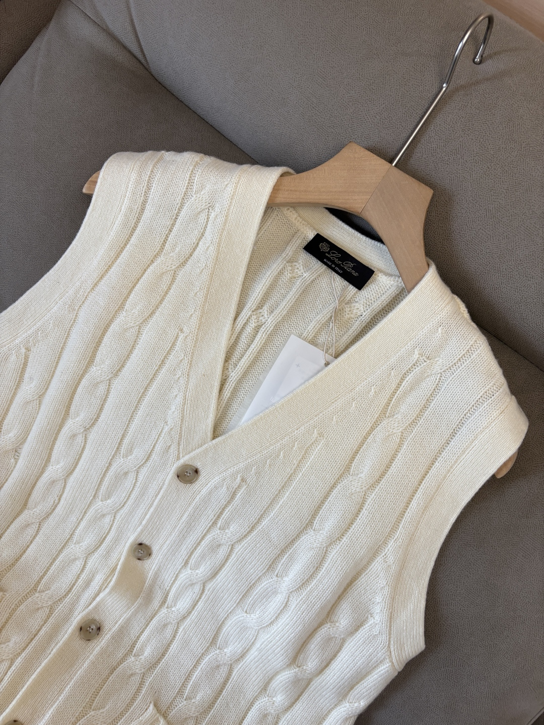 耗时王”菱形提花设计甄选超细优质纱线翻领短袖男士典藏款「耗时王」圆领奢雅工艺，触肤即高阶。• 匠心底蕴：