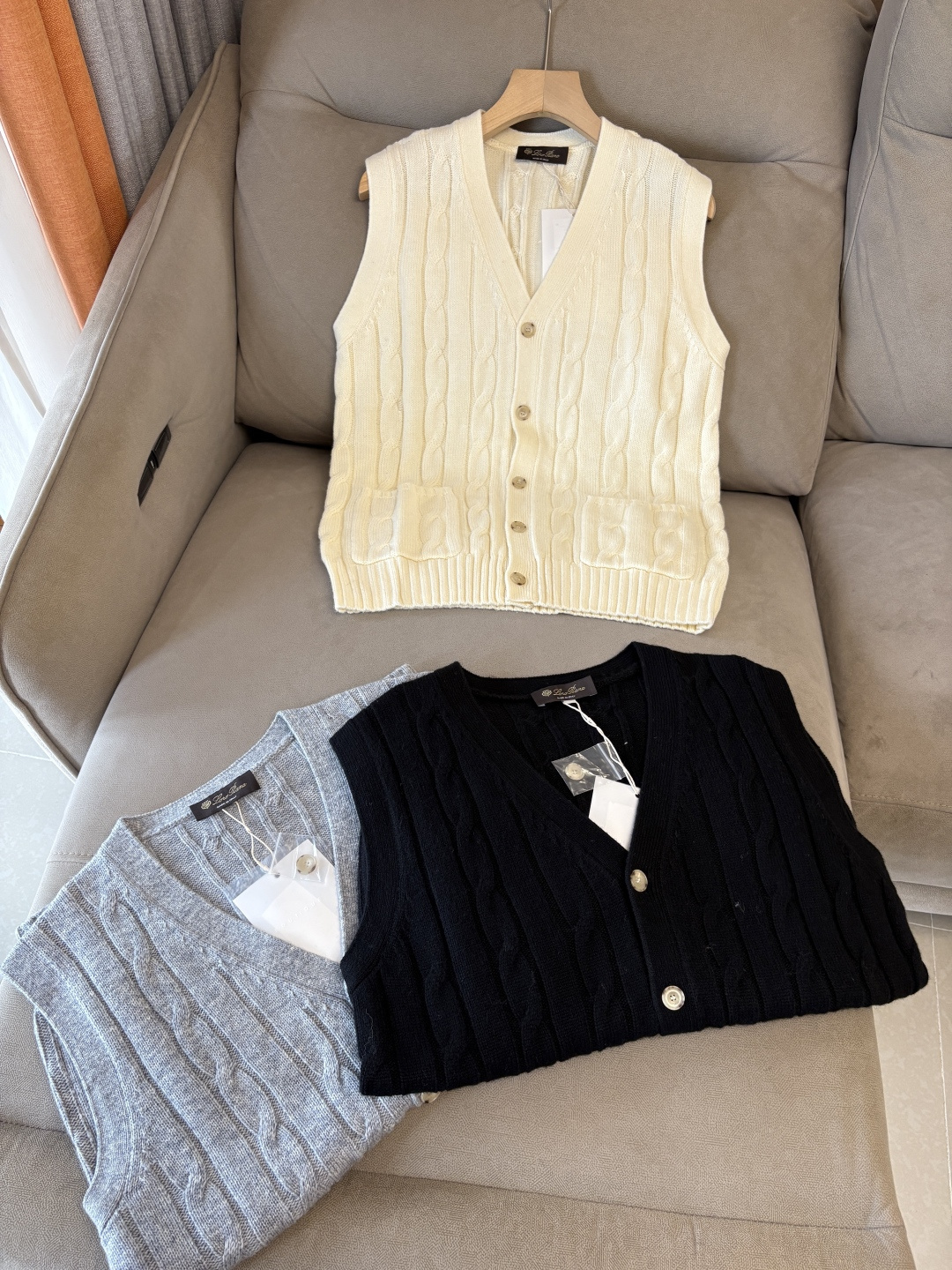 耗时王”菱形提花设计甄选超细优质纱线翻领短袖男士典藏款「耗时王」圆领奢雅工艺，触肤即高阶。• 匠心底蕴：