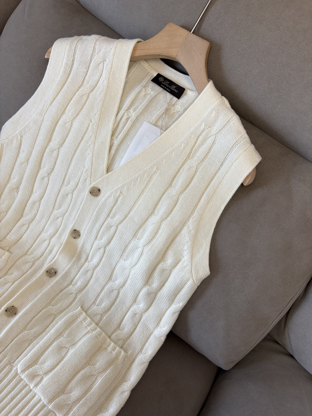 耗时王”菱形提花设计甄选超细优质纱线翻领短袖男士典藏款「耗时王」圆领奢雅工艺，触肤即高阶。• 匠心底蕴：