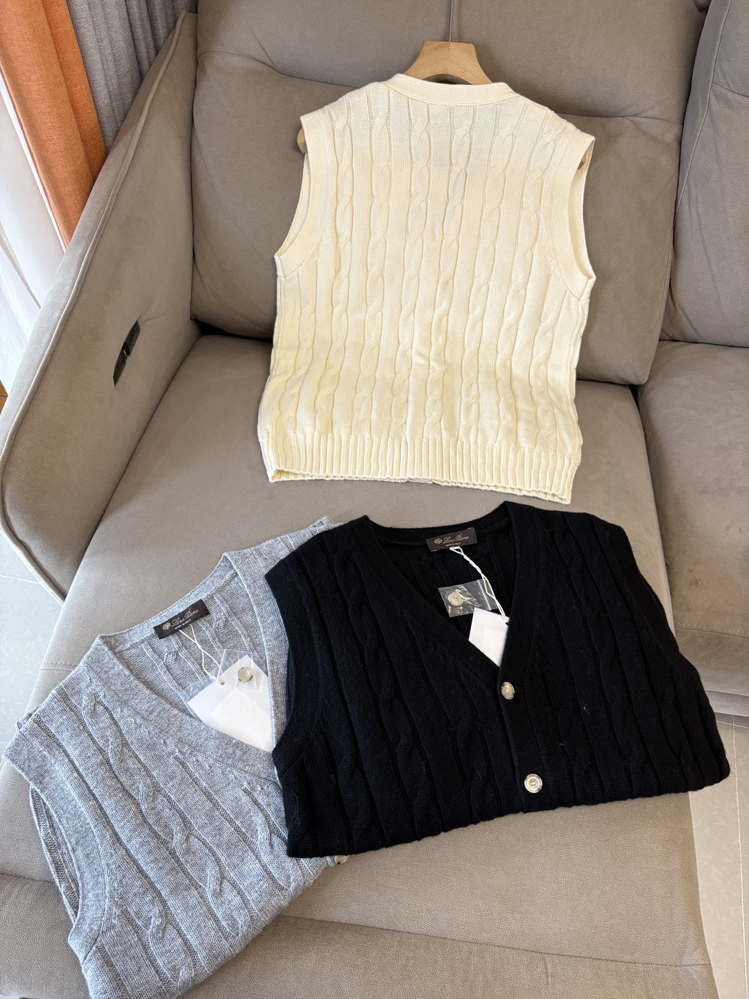 耗时王”菱形提花设计甄选超细优质纱线翻领短袖男士典藏款「耗时王」圆领奢雅工艺，触肤即高阶。• 匠心底蕴：