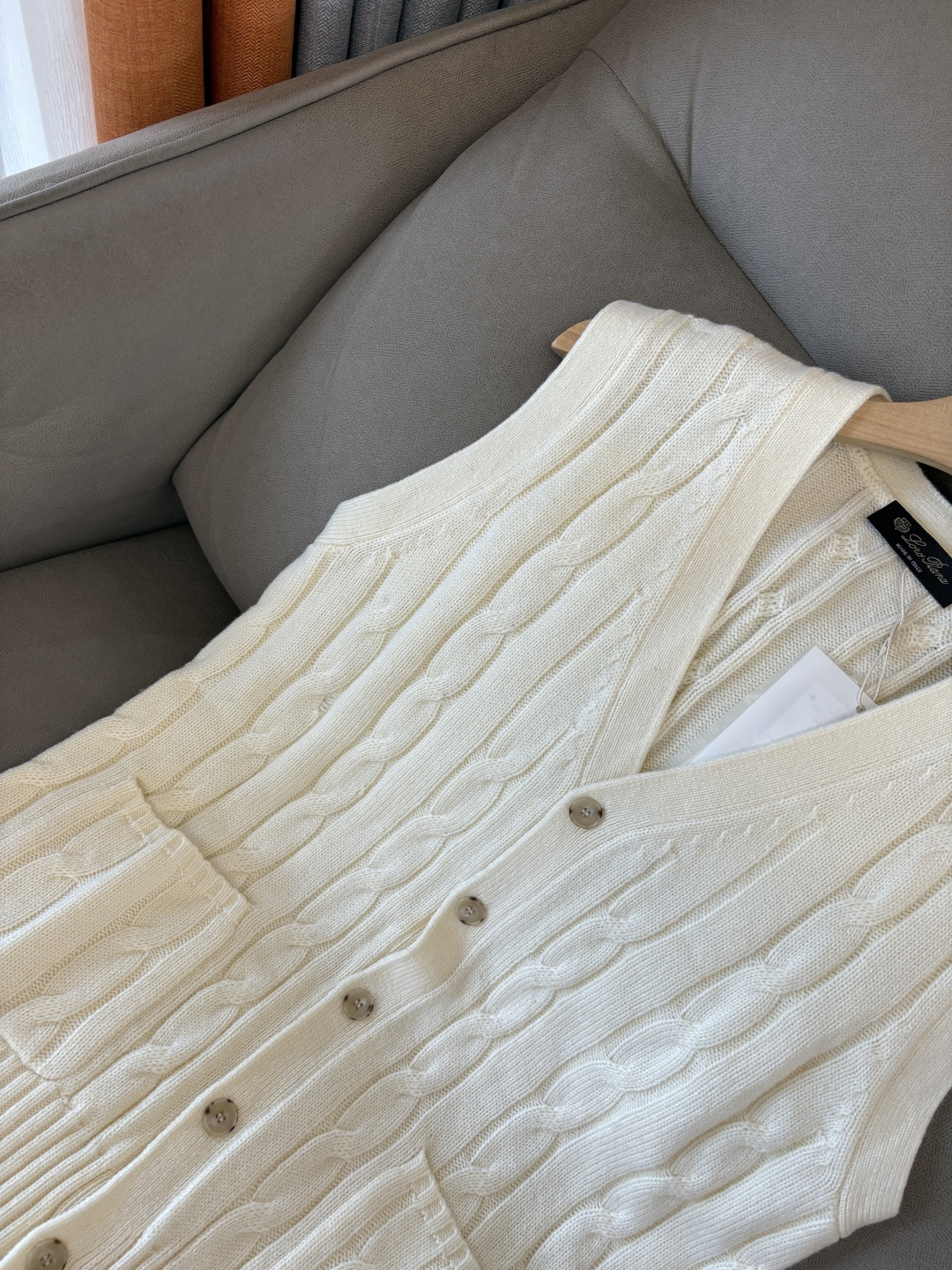 耗时王”菱形提花设计甄选超细优质纱线翻领短袖男士典藏款「耗时王」圆领奢雅工艺，触肤即高阶。• 匠心底蕴：