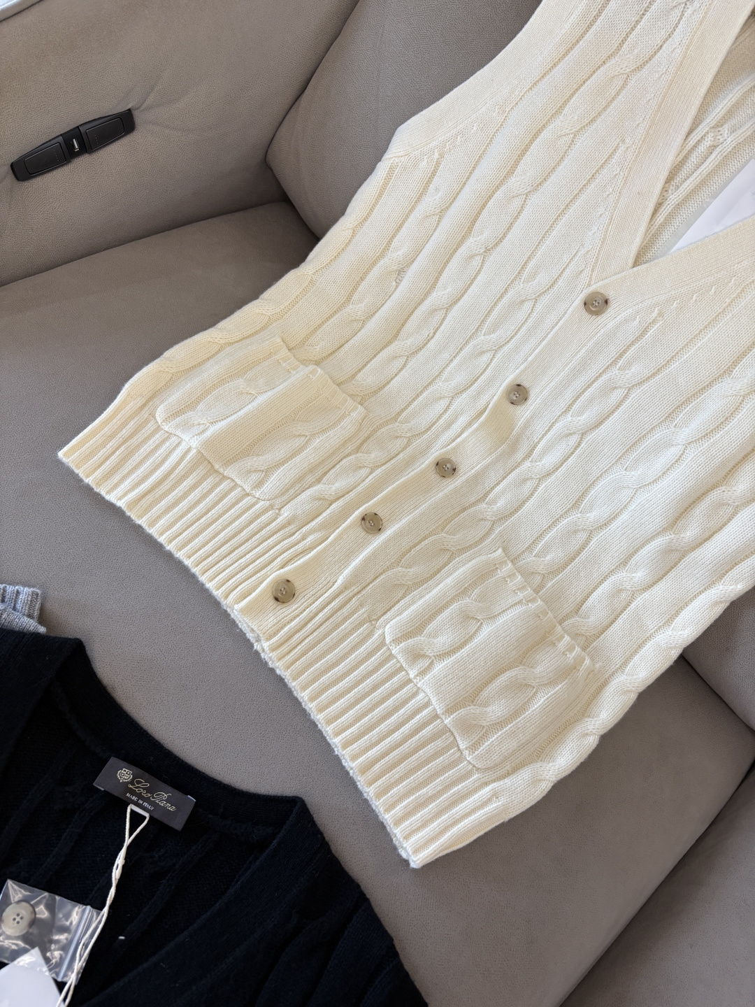 耗时王”菱形提花设计甄选超细优质纱线翻领短袖男士典藏款「耗时王」圆领奢雅工艺，触肤即高阶。• 匠心底蕴：