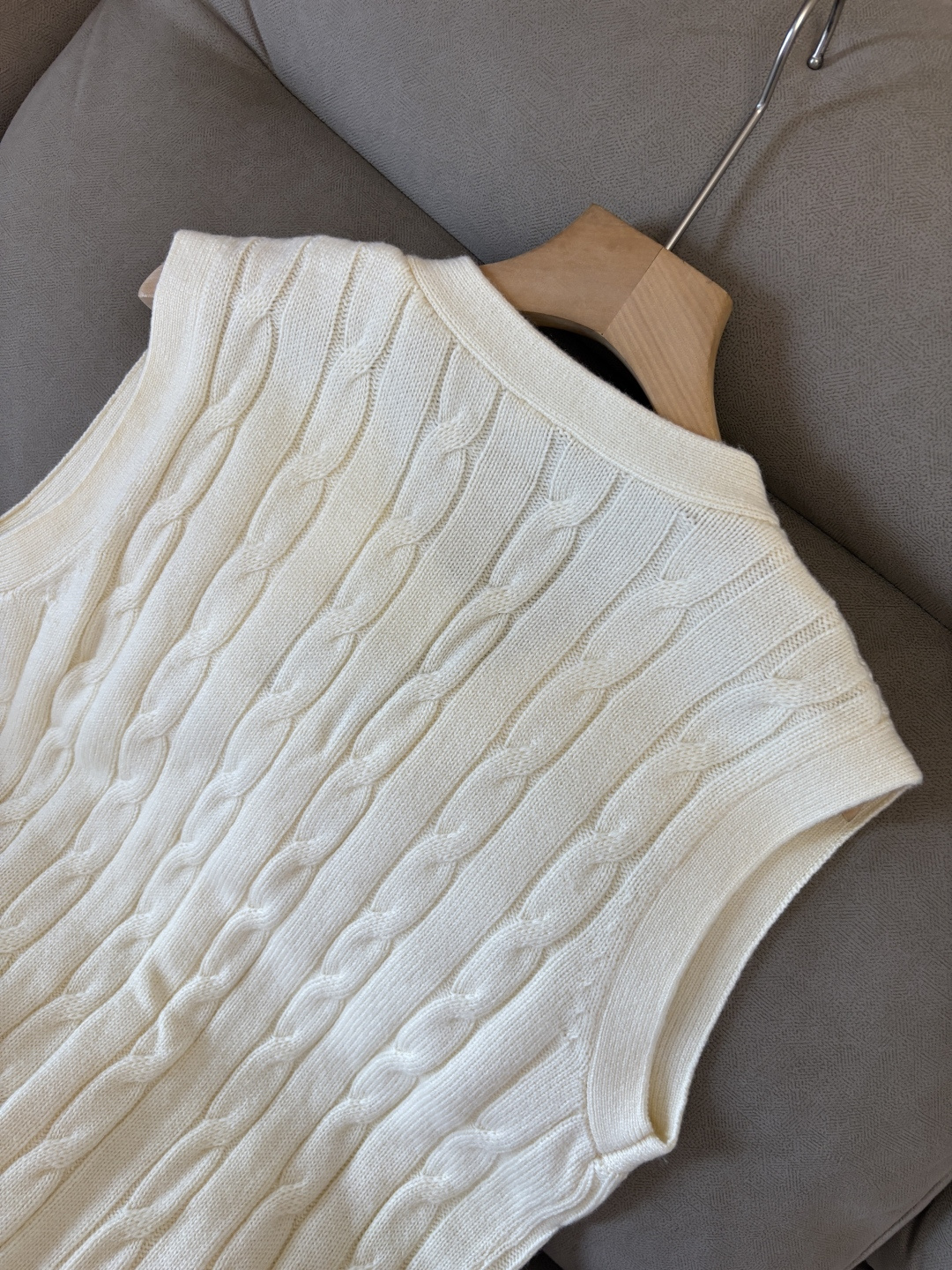 耗时王”菱形提花设计甄选超细优质纱线翻领短袖男士典藏款「耗时王」圆领奢雅工艺，触肤即高阶。• 匠心底蕴：