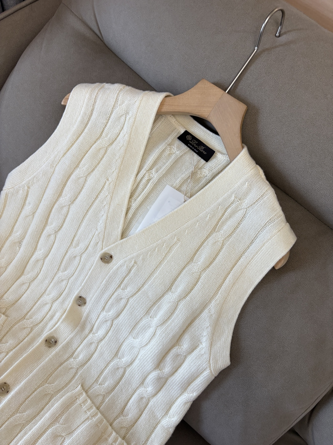 耗时王”菱形提花设计甄选超细优质纱线翻领短袖男士典藏款「耗时王」圆领奢雅工艺，触肤即高阶。• 匠心底蕴：