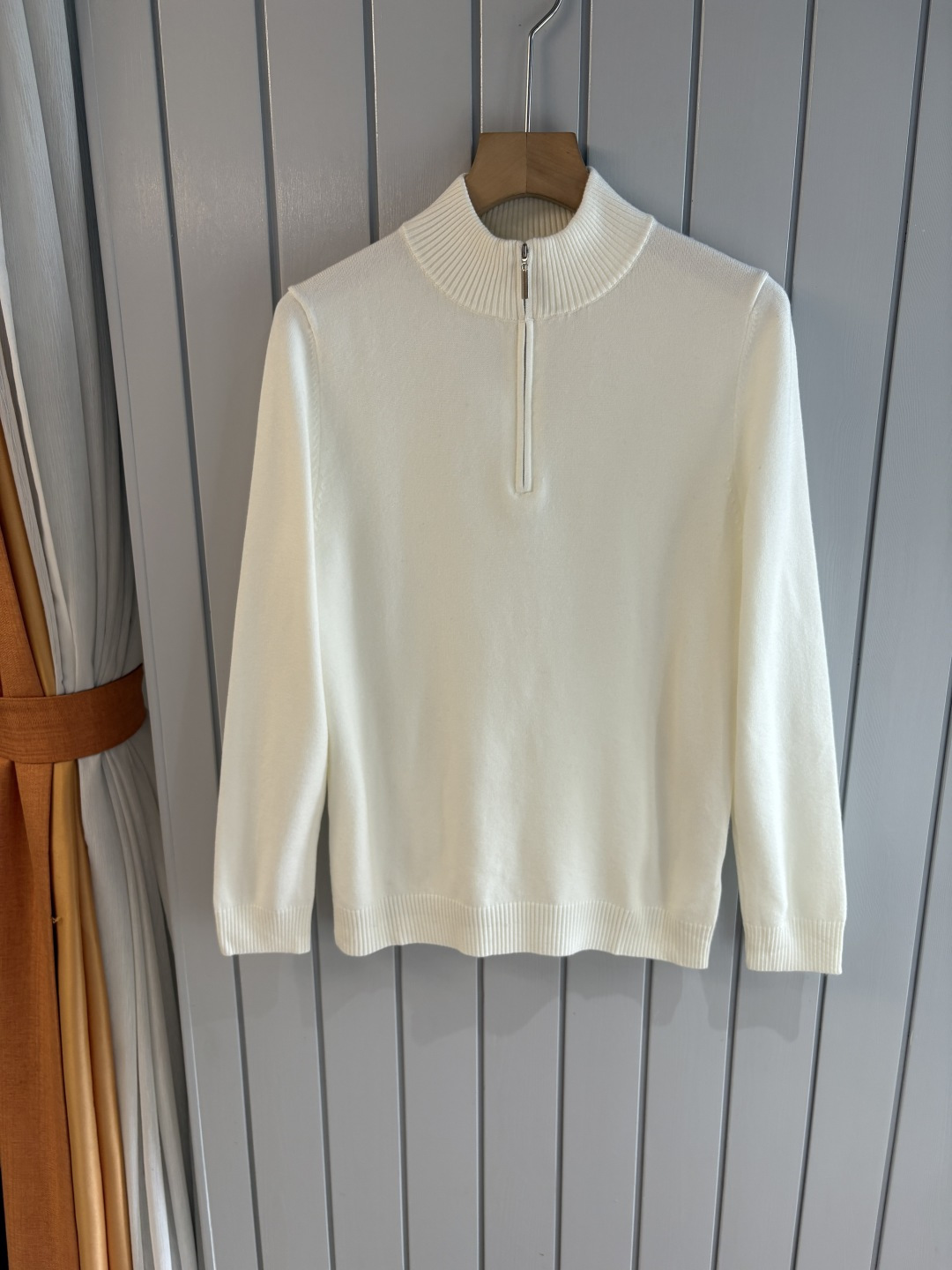 NO:610384,The 'Time-consuming King' diamond jacquard design selects ultra-fine high-quality yarns for the lapel short-sleeved men's collection. The 'Time-consuming King' round neck is a luxurious craftsmanship that touches the skin. The diamond-shaped hollow jacquard is made with ingenuity. The three-dimensional diamond-shaped jacquard that took several months to carve creates an architectural aesthetic texture between the warp and weft.  The simple lapel outlines neat lines, and the short-sleeved tailoring is suitable for many scenes - when layered with a suit in a business meeting, it looks elegant, or when worn alone in leisure time, it shows the gentleman's taste, and the collection style will never fade. The details are testimony to the quality. Precision turning ensures that the seams are smooth and the bones are reinforced and durable and not deformed; the collar thread has been washed and tested, and it still looks like new after long-term wear. Every detail is a testimony of 'time-consuming'. Size M-XXL FFF001,, T-shirt, business  suit,alexander wang19860909耗时王”菱形提花设计甄选超细优质纱线翻领短袖男士典藏款「耗时王」圆领奢雅工艺,触肤即高阶. 匠心底蕴菱形镂空提花 耗时数月雕琢的立体菱形提花,经纬间织就建筑美学肌理,光影穿透时显隐交错,举手投足尽展低调奢华. 经典型格翻领短袖设计 简约翻领勾勒利落线条,短袖剪裁适配多场景——商务会晤时叠搭西装显儒雅,休闲时光单穿流露绅士品味,典藏款型永不褪色. 细节至臻品质见证 精密车工确保接缝平整,骨位加固耐穿不变形；领口螺纹经水洗测试,久穿仍挺括如新,每一处细节皆为「耗时」证言. 码数M-XXL FFF001,,T-shirt,business suit,alexander wang,Men's clothing