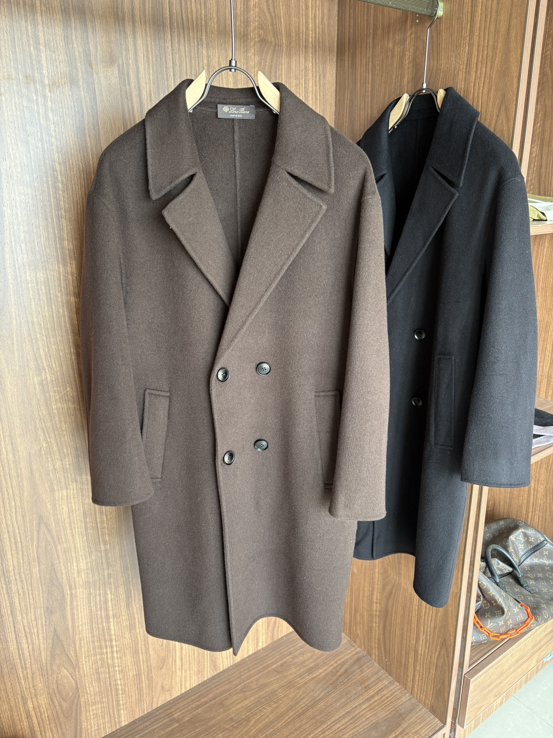 NO:647614,Lp wool and cashmere coat interprets the elegance and warmth of winter] The winter wind brings biting and chill, but it also brings fashion opportunities. When the classic herringbone pattern meets the blended fabric of wool and cashmere, a unique coat emerges, adding an irresistible charm to your winter outfit.  With the herringbone texture as the design highlight, the unique pattern seems to tell the story of the years, adding a retro and literary atmosphere to the overall look. Its style is simple yet grand, and the smooth lines outline an elegant outline. Whether it is worn open to show casualness, or buttoned up to create a neat look, it can easily control various styles.  What’s even more surprising is that this coat can be worn with a stand-up collar. The stand-up collar design can not only provide warm protection for your neck in the cold wind, but also instantly enhance your aura and make you stand out from the crowd. When the cold wind blows, stand the collar high, as if you are building a warm barrier for yourself, while still maintaining a sense of fashion.  The choice of fabric is the essence of this coat. The blend of wool and cashmere combines the stiffness of wool with the softness of cashmere. Wool gives the coat good support and warmth, making it able to withstand the severe cold of winter; while the addition of cashmere makes the coat more delicate and skin-friendly to the touch, as if it is wrapped in a layer of soft clouds. This blended fabric is not only comfortable to wear, but also has a high-quality texture, showing a high-quality style.  In terms of color, we have carefully blended two classic tones, dark gray and light coffee. Dark gray is calm and restrained, suitable for you who pursue low-key luxury; light coffee is warm and soft, adding a warm color to winter. No matter what style lover you are, you can find your favorite choice in these two colors. Size M-2XL FFF001, loro piana, alexander wang19860909Lp羊毛羊绒大衣演绎冬日的优雅与温暖】冬日的风,带着凛冽与寒意,却也吹来了时尚的契机.当经典的人字纹邂逅羊毛与山羊绒的混纺面料,一件别具一格的大衣应运而生,为你的冬日穿搭增添一抹难以抗拒的魅力. 以人字纹理为设计亮点,独特的纹路仿佛在诉说着岁月的故事,为整体造型增添了复古与文艺的气息.它的款式外形简约而不失大气,流畅的线条勾勒出优雅的轮廓,无论是敞开穿展现随性,还是系上扣子塑造利落感,都能轻松驾驭各种风格. 更令人惊喜的是,这款大衣可以实现立领的穿搭方式.立领的设计不仅能在寒风中为你的脖颈提供温暖的守护,还能瞬间提升气场,让你在人群中脱颖而出.当寒风乍起,将领子高高立起,仿佛为自己筑起一道温暖的屏障,同时又不失时尚感. 而面料的选择,更是这款大衣的精髓所在.羊毛与山羊绒的混纺,兼具了羊毛的挺括与山羊绒的柔软.羊毛赋予了大衣良好的支撑性和保暖性,使其能够抵御冬日的严寒；而山羊绒的加入,则让大衣在触感上更加细腻亲肤,仿佛被一层轻柔的云朵包裹.这种混纺面料不仅穿着舒适,而且质感上乘,彰显出高品质的格调. 在色彩上,我们精心调配了深灰与浅咖两种经典色调.深灰,沉稳内敛,适合追求低调奢华的你；浅咖,温暖柔和,为冬日增添一抹温馨的色彩.无论你是哪种风格爱好者,都能在这两款颜色中找到属于自己的心仪之选. 码数M-2XL FFF001,,loro piana,alexander wang,Men's clothing