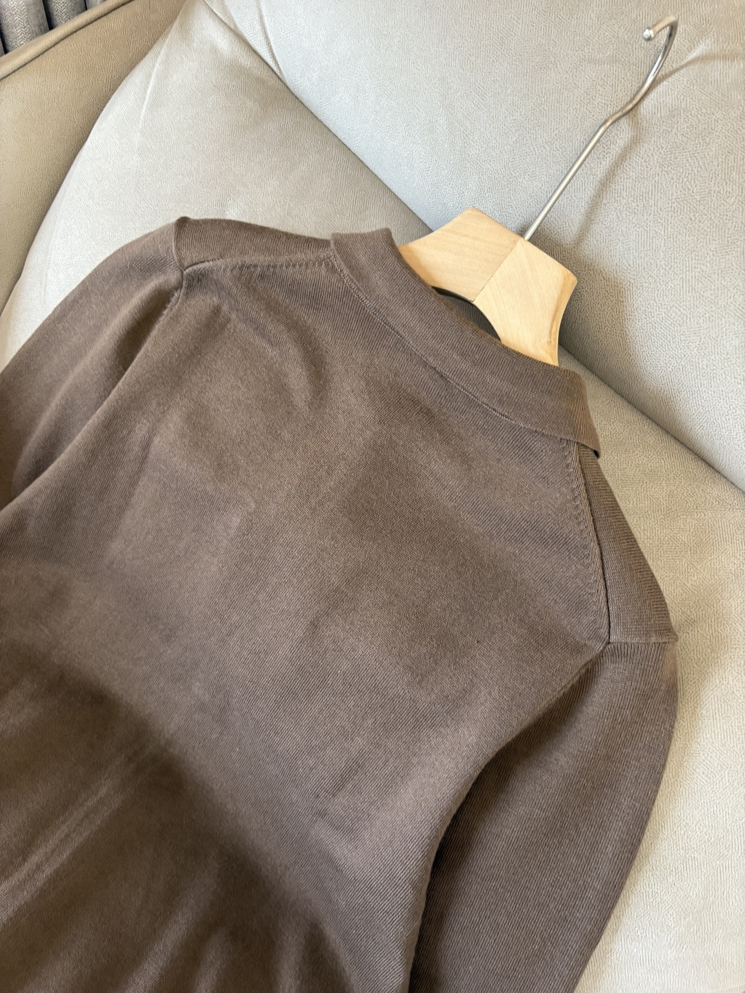 耗时王”菱形提花设计甄选超细优质纱线翻领短袖男士典藏款「耗时王」圆领奢雅工艺，触肤即高阶。• 匠心底蕴：