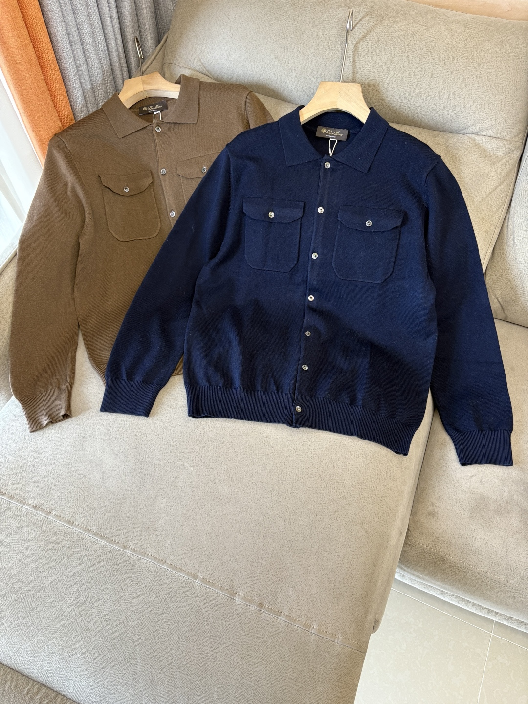 耗时王”菱形提花设计甄选超细优质纱线翻领短袖男士典藏款「耗时王」圆领奢雅工艺，触肤即高阶。• 匠心底蕴：