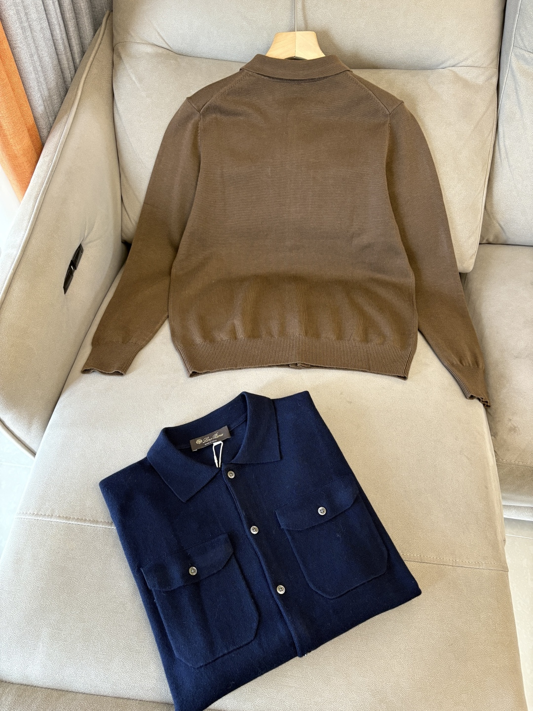 耗时王”菱形提花设计甄选超细优质纱线翻领短袖男士典藏款「耗时王」圆领奢雅工艺，触肤即高阶。• 匠心底蕴：