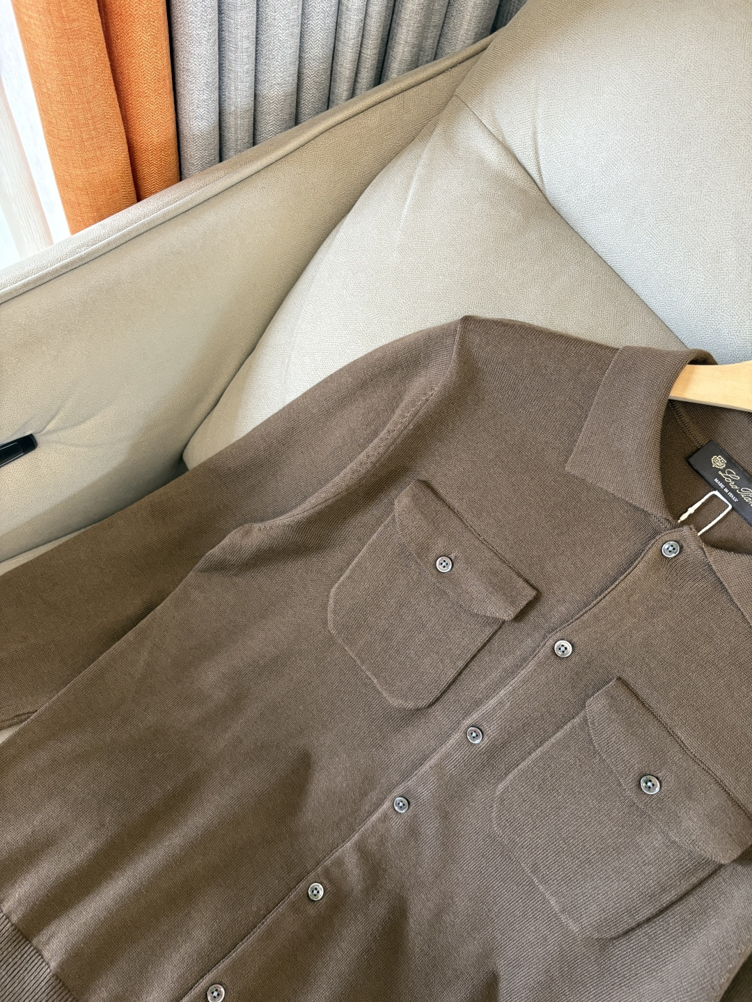 耗时王”菱形提花设计甄选超细优质纱线翻领短袖男士典藏款「耗时王」圆领奢雅工艺，触肤即高阶。• 匠心底蕴：