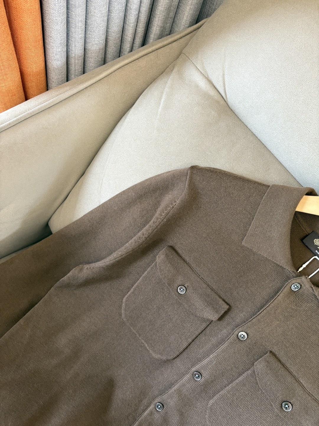 耗时王”菱形提花设计甄选超细优质纱线翻领短袖男士典藏款「耗时王」圆领奢雅工艺，触肤即高阶。• 匠心底蕴：