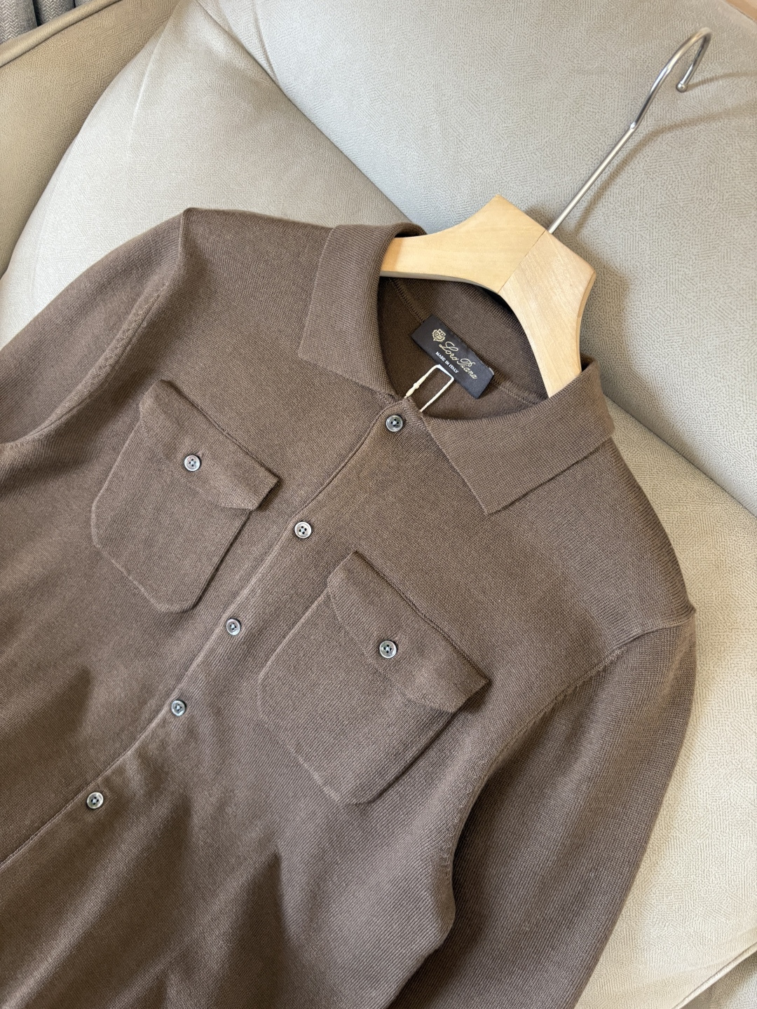 耗时王”菱形提花设计甄选超细优质纱线翻领短袖男士典藏款「耗时王」圆领奢雅工艺，触肤即高阶。• 匠心底蕴：