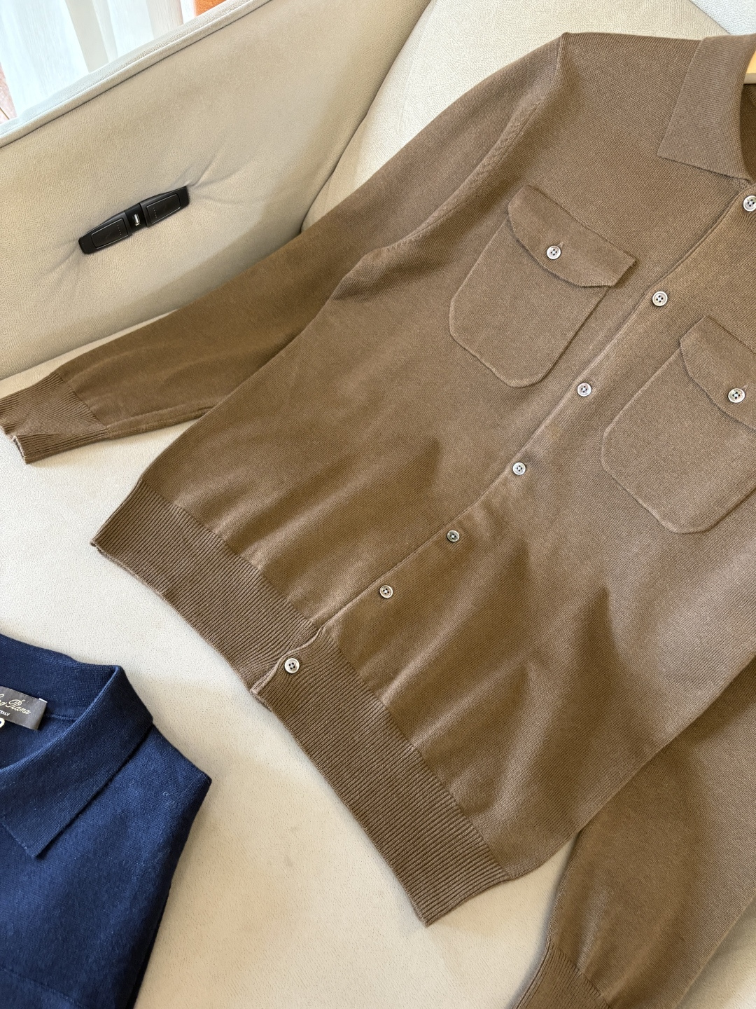 耗时王”菱形提花设计甄选超细优质纱线翻领短袖男士典藏款「耗时王」圆领奢雅工艺，触肤即高阶。• 匠心底蕴：