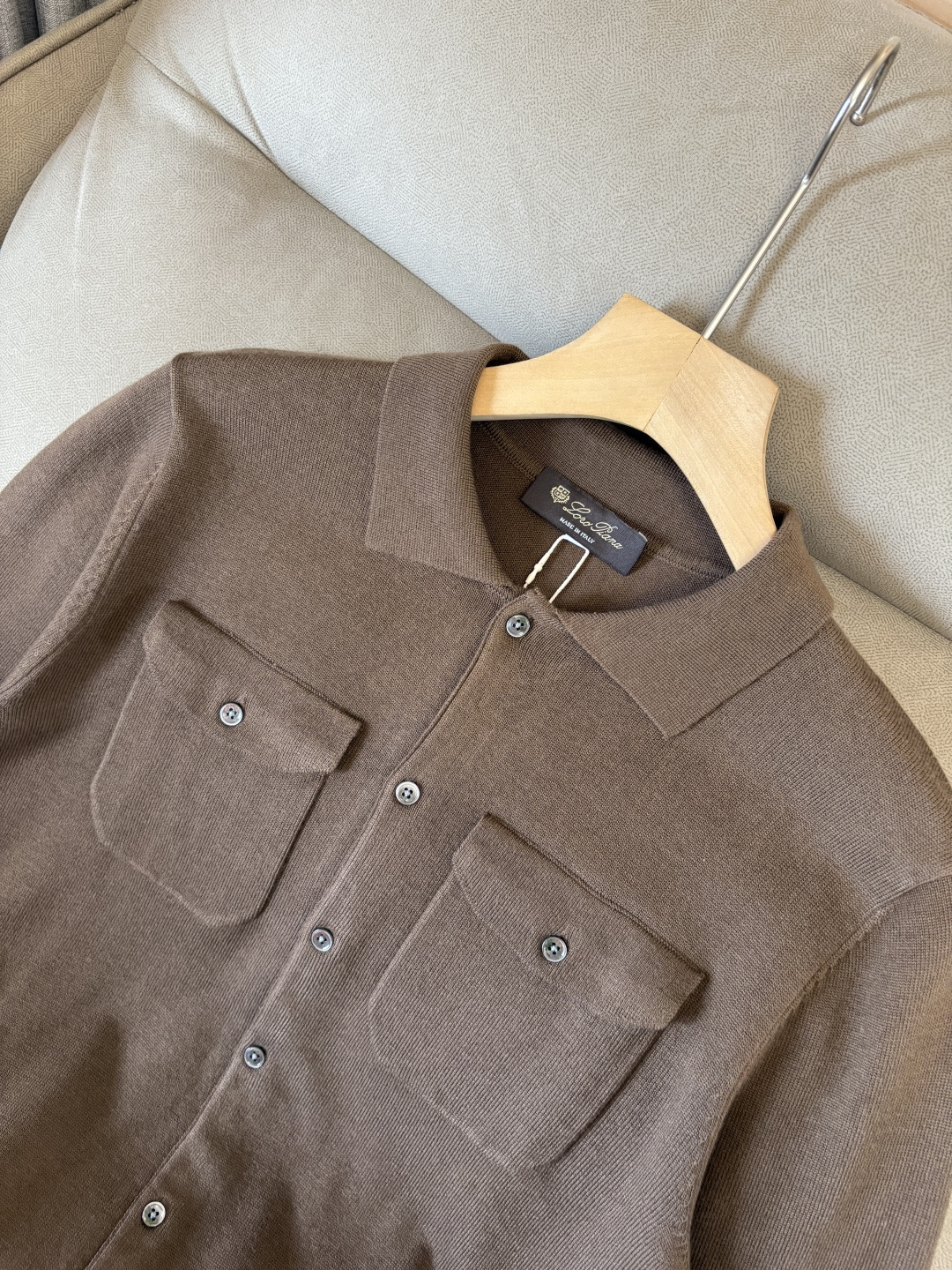 耗时王”菱形提花设计甄选超细优质纱线翻领短袖男士典藏款「耗时王」圆领奢雅工艺，触肤即高阶。• 匠心底蕴：