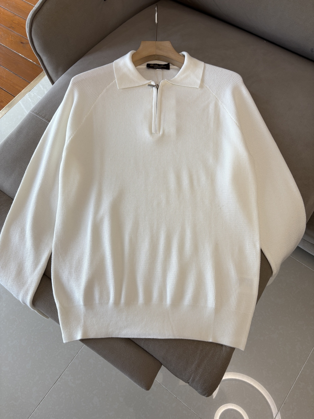 耗时王”菱形提花设计甄选超细优质纱线翻领短袖男士典藏款「耗时王」圆领奢雅工艺，触肤即高阶。• 匠心底蕴：