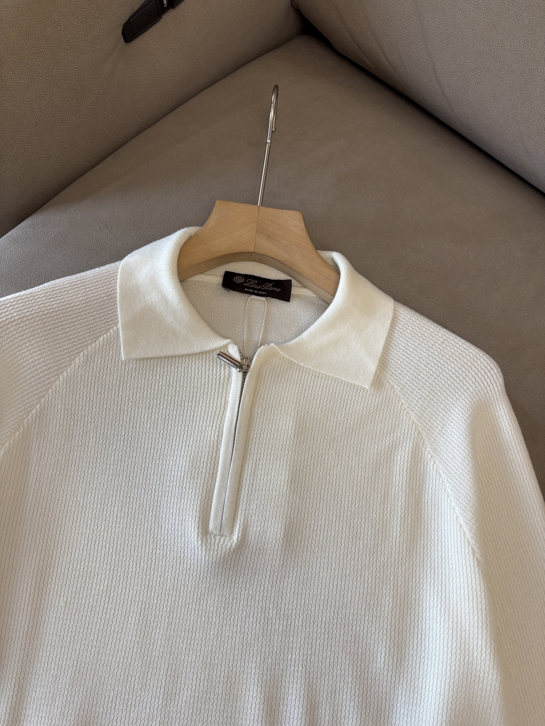 耗时王”菱形提花设计甄选超细优质纱线翻领短袖男士典藏款「耗时王」圆领奢雅工艺，触肤即高阶。• 匠心底蕴：