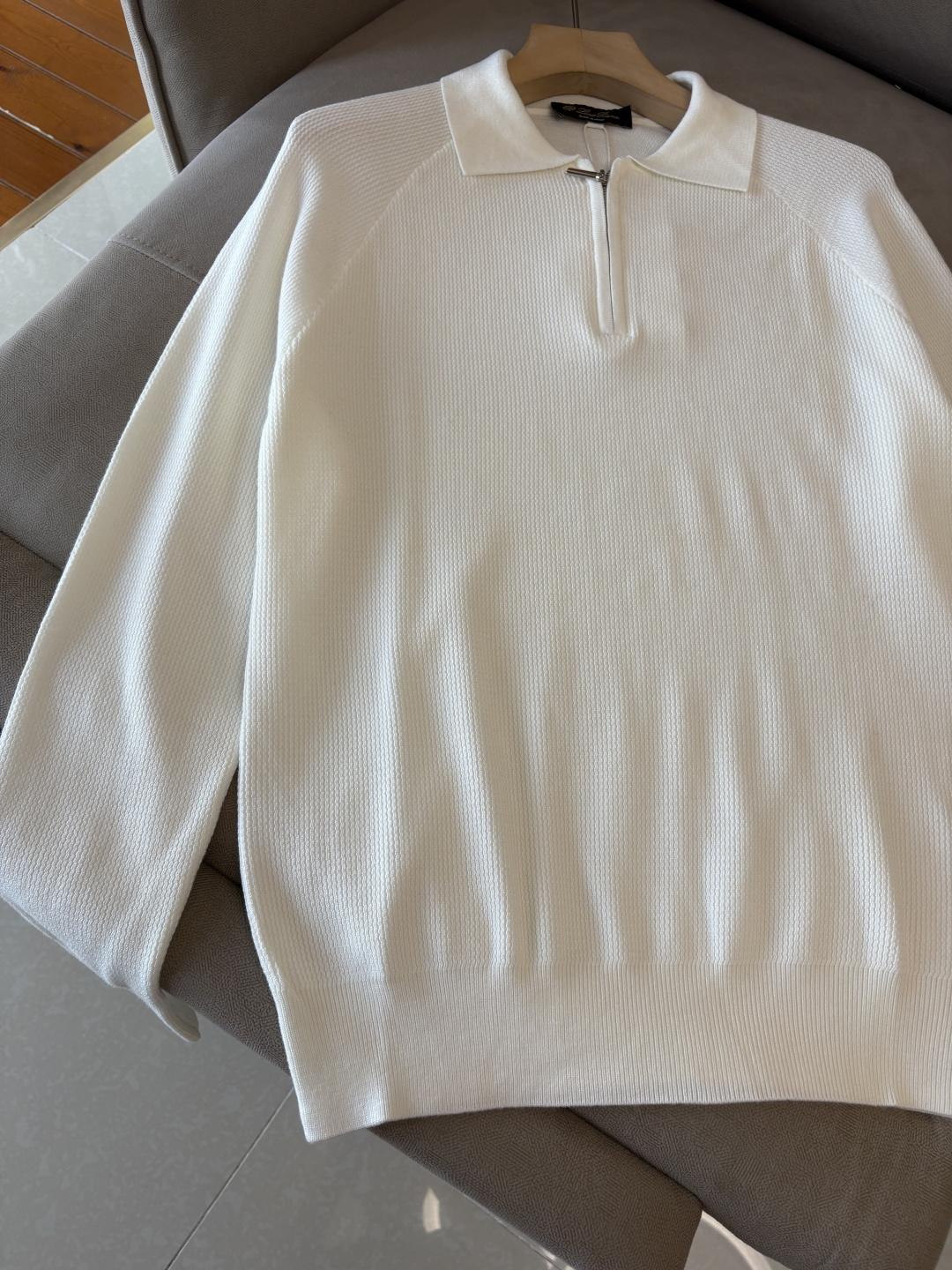 耗时王”菱形提花设计甄选超细优质纱线翻领短袖男士典藏款「耗时王」圆领奢雅工艺，触肤即高阶。• 匠心底蕴：