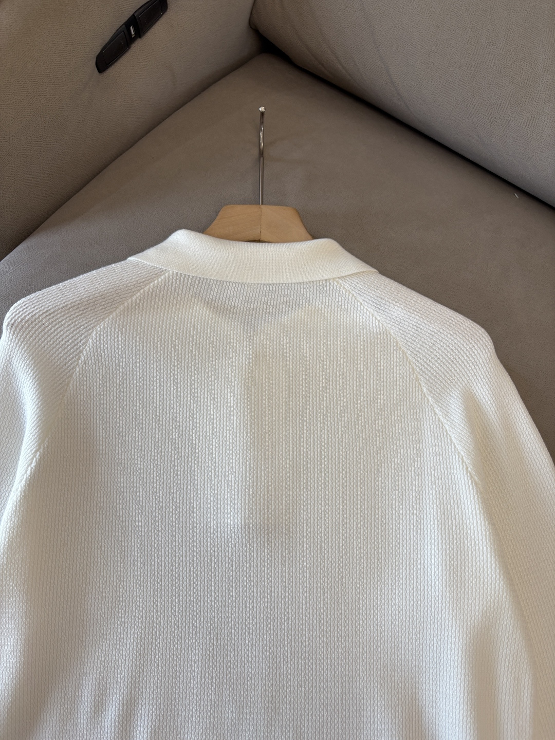 耗时王”菱形提花设计甄选超细优质纱线翻领短袖男士典藏款「耗时王」圆领奢雅工艺，触肤即高阶。• 匠心底蕴：