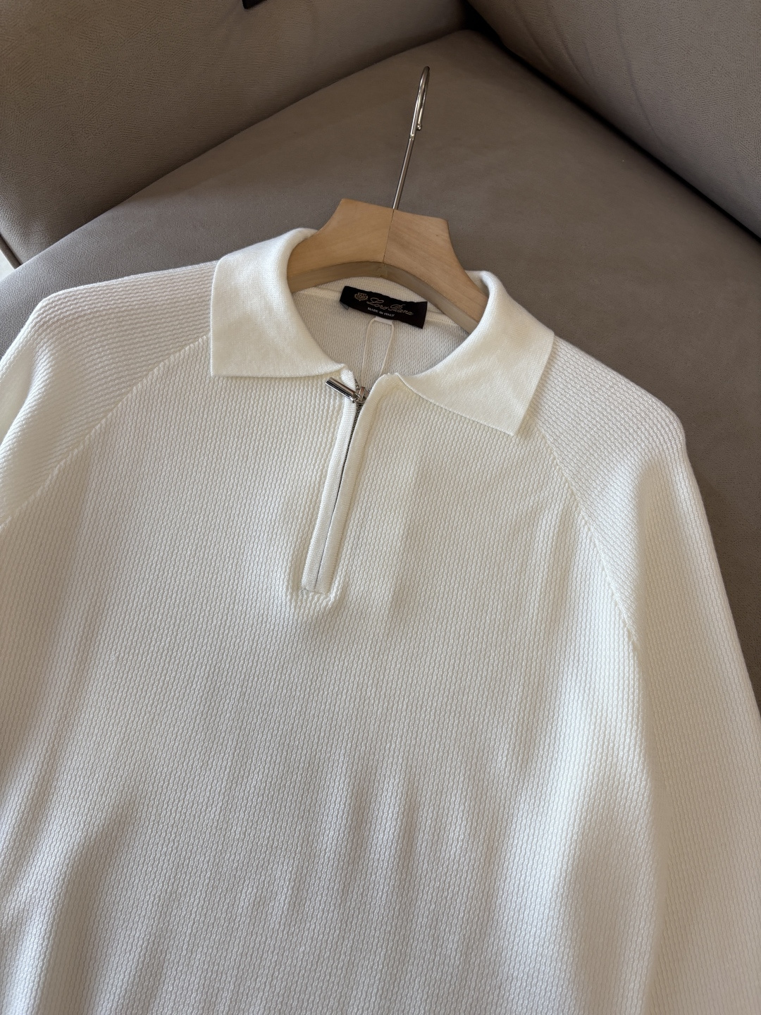 耗时王”菱形提花设计甄选超细优质纱线翻领短袖男士典藏款「耗时王」圆领奢雅工艺，触肤即高阶。• 匠心底蕴：