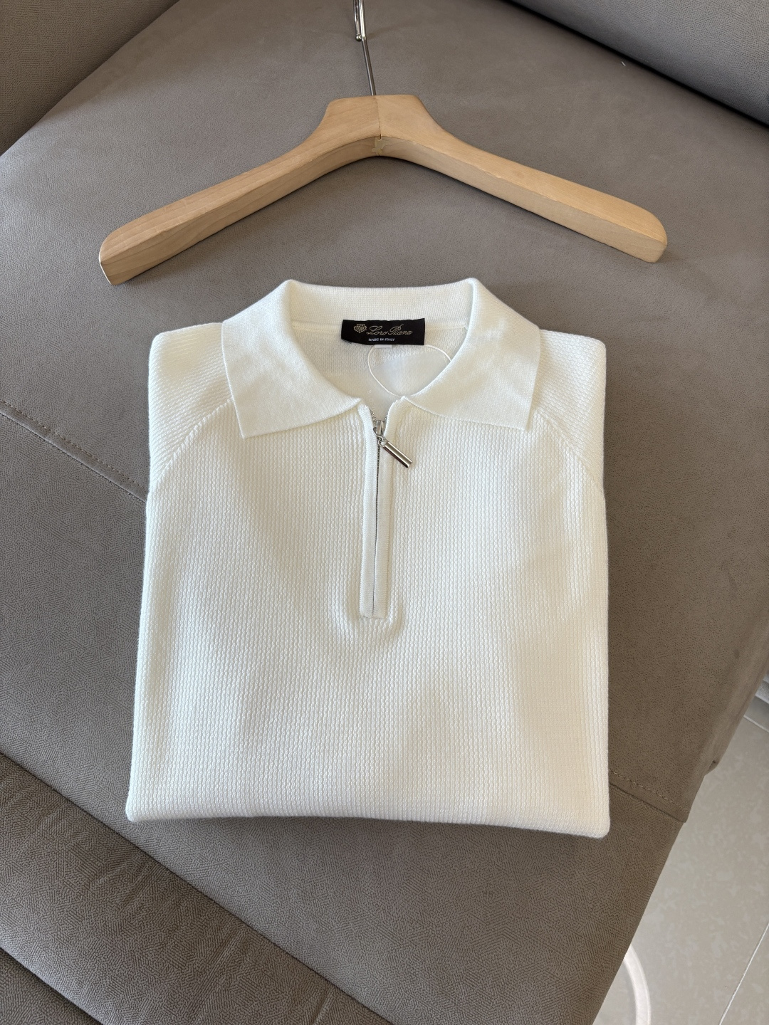 耗时王”菱形提花设计甄选超细优质纱线翻领短袖男士典藏款「耗时王」圆领奢雅工艺，触肤即高阶。• 匠心底蕴：