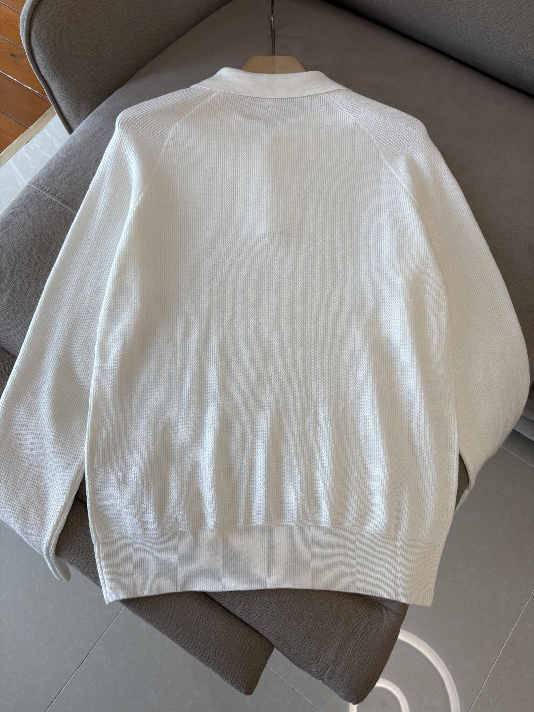 耗时王”菱形提花设计甄选超细优质纱线翻领短袖男士典藏款「耗时王」圆领奢雅工艺，触肤即高阶。• 匠心底蕴：