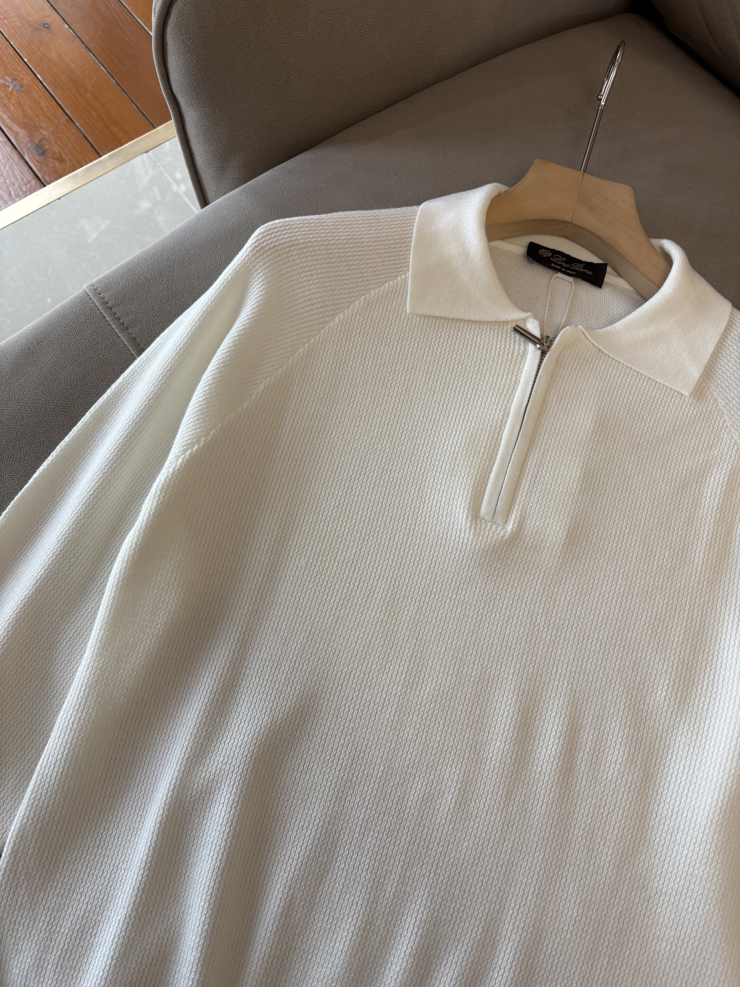 耗时王”菱形提花设计甄选超细优质纱线翻领短袖男士典藏款「耗时王」圆领奢雅工艺，触肤即高阶。• 匠心底蕴：