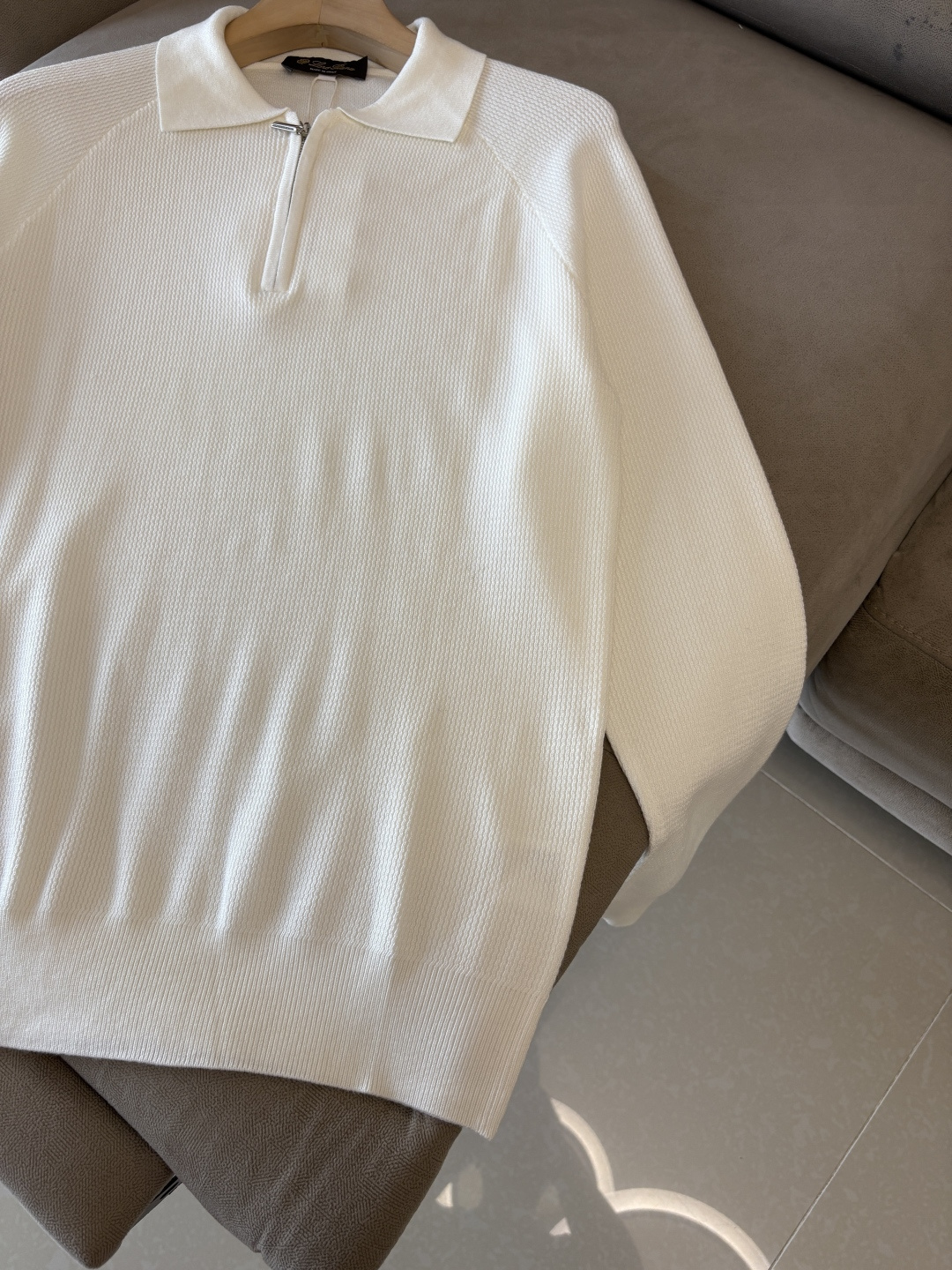 耗时王”菱形提花设计甄选超细优质纱线翻领短袖男士典藏款「耗时王」圆领奢雅工艺，触肤即高阶。• 匠心底蕴：