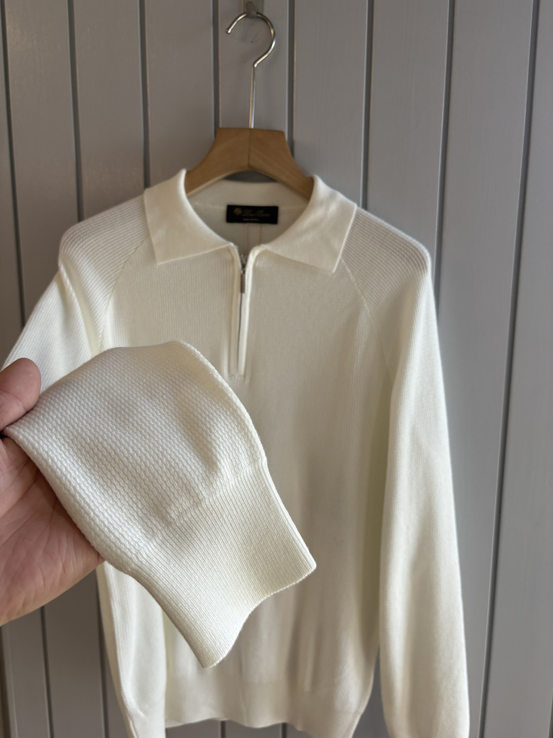 耗时王”菱形提花设计甄选超细优质纱线翻领短袖男士典藏款「耗时王」圆领奢雅工艺，触肤即高阶。• 匠心底蕴：