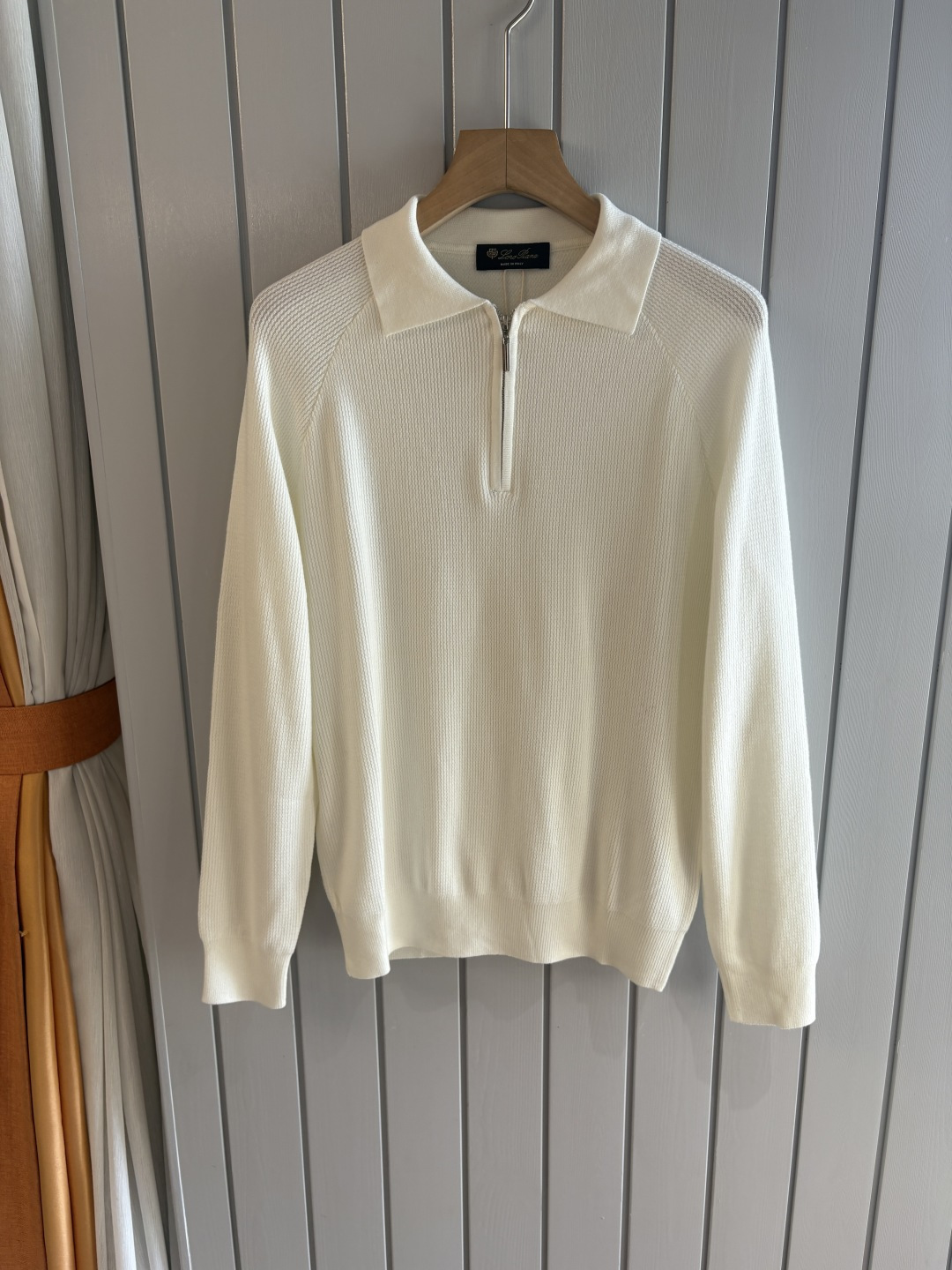 耗时王”菱形提花设计甄选超细优质纱线翻领短袖男士典藏款「耗时王」圆领奢雅工艺，触肤即高阶。• 匠心底蕴：