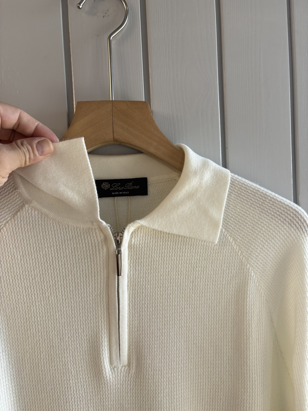 耗时王”菱形提花设计甄选超细优质纱线翻领短袖男士典藏款「耗时王」圆领奢雅工艺，触肤即高阶。• 匠心底蕴：