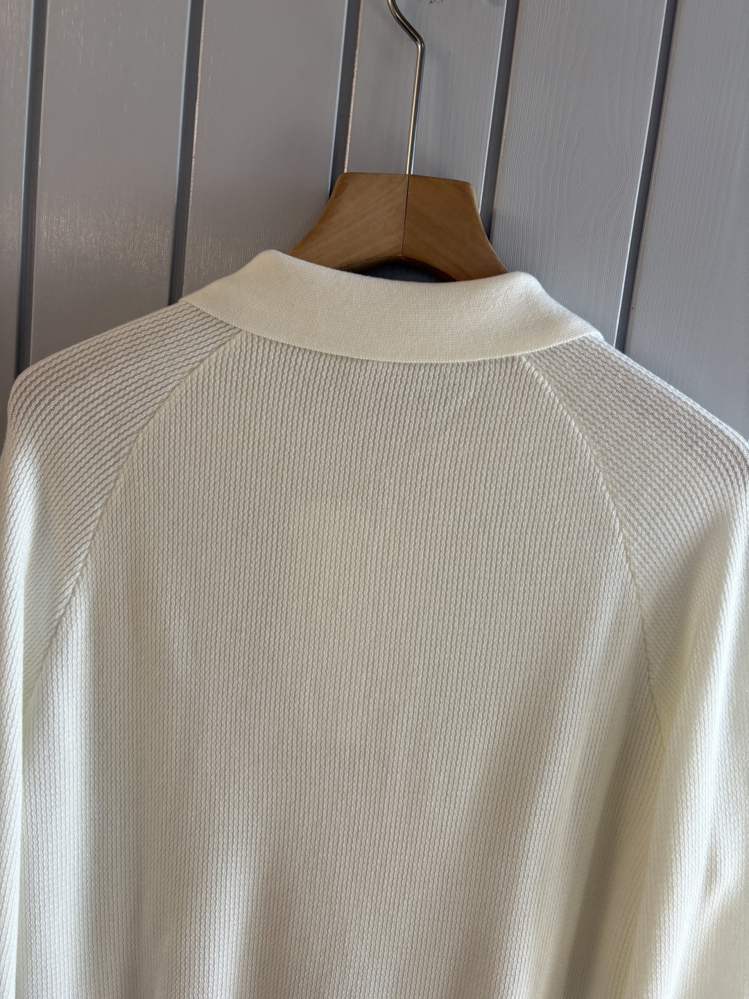 耗时王”菱形提花设计甄选超细优质纱线翻领短袖男士典藏款「耗时王」圆领奢雅工艺，触肤即高阶。• 匠心底蕴：