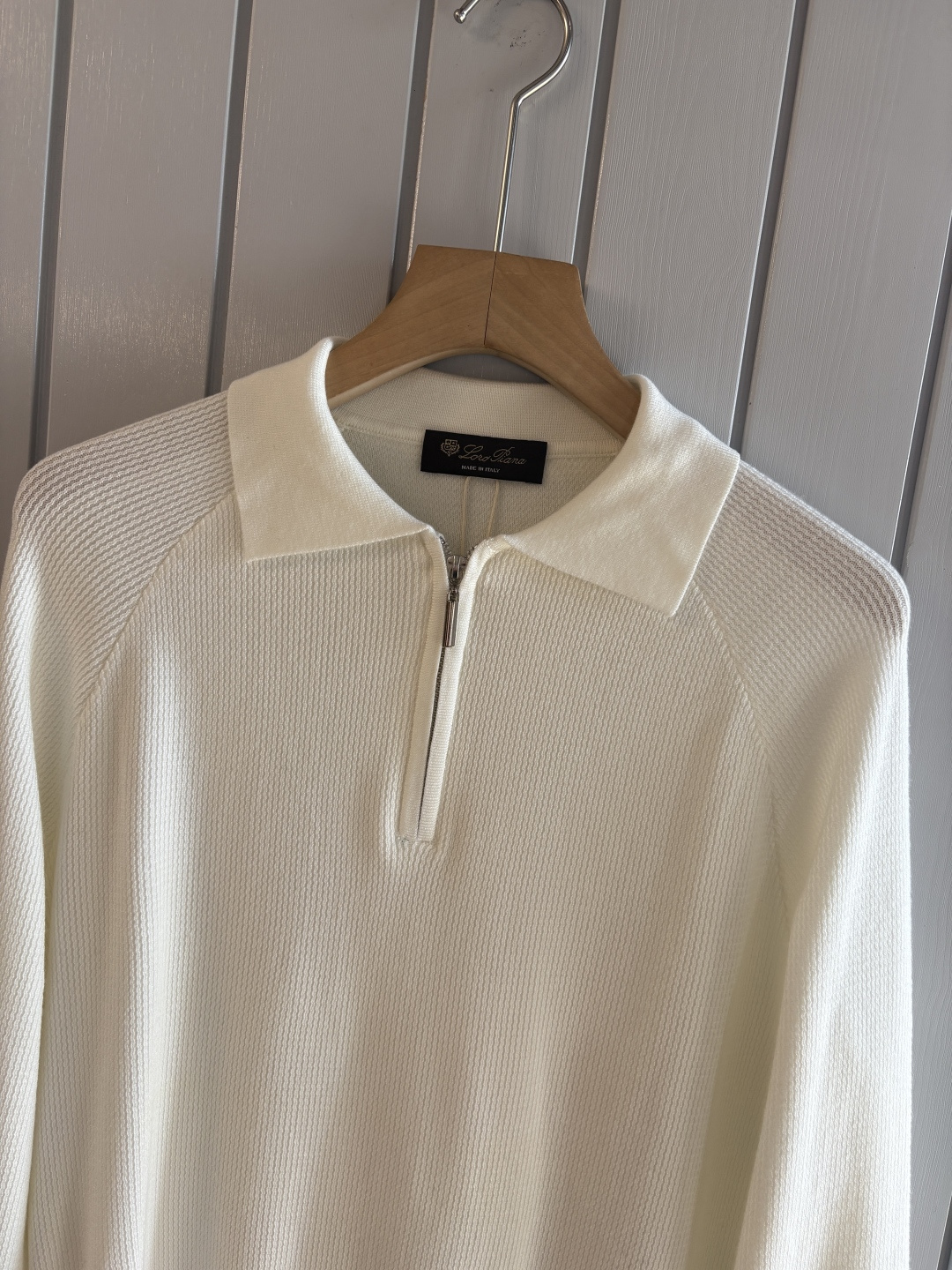 耗时王”菱形提花设计甄选超细优质纱线翻领短袖男士典藏款「耗时王」圆领奢雅工艺，触肤即高阶。• 匠心底蕴：