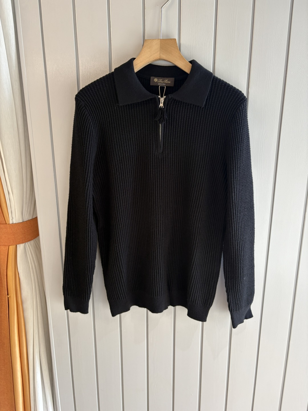 耗时王”菱形提花设计甄选超细优质纱线翻领短袖男士典藏款「耗时王」圆领奢雅工艺，触肤即高阶。• 匠心底蕴：