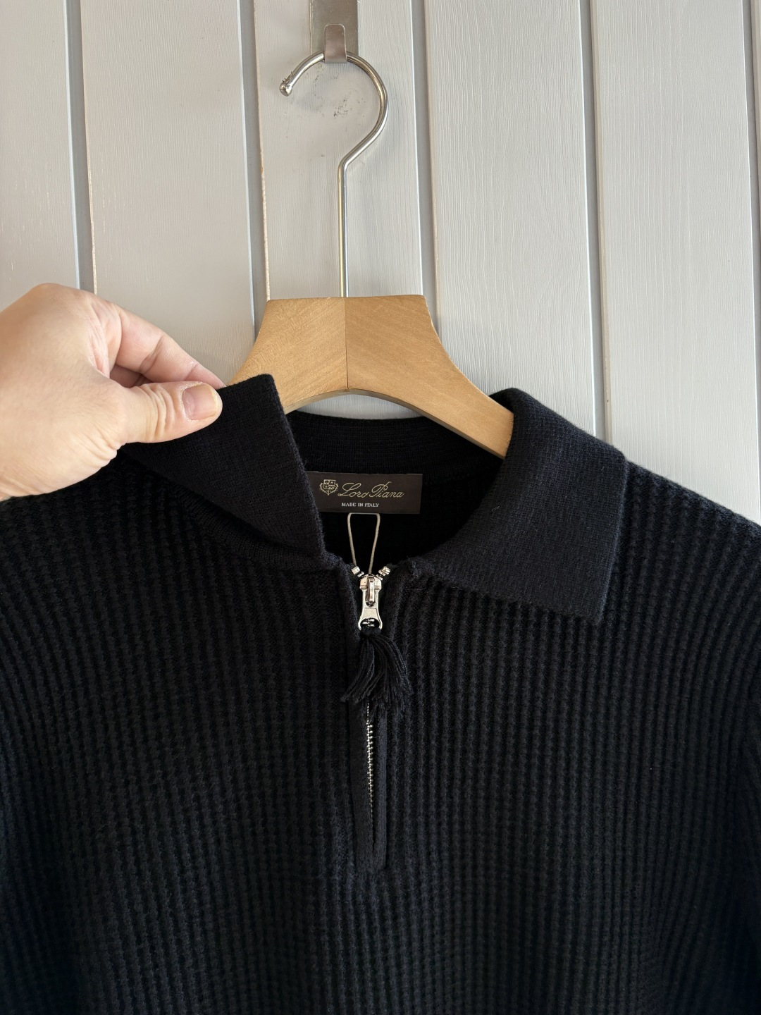 耗时王”菱形提花设计甄选超细优质纱线翻领短袖男士典藏款「耗时王」圆领奢雅工艺，触肤即高阶。• 匠心底蕴：