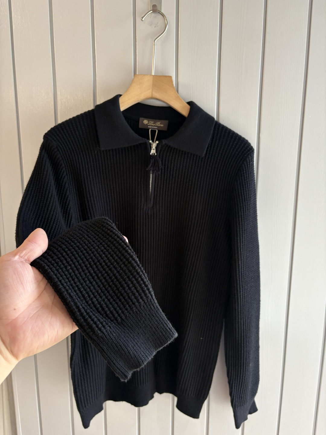 耗时王”菱形提花设计甄选超细优质纱线翻领短袖男士典藏款「耗时王」圆领奢雅工艺，触肤即高阶。• 匠心底蕴：