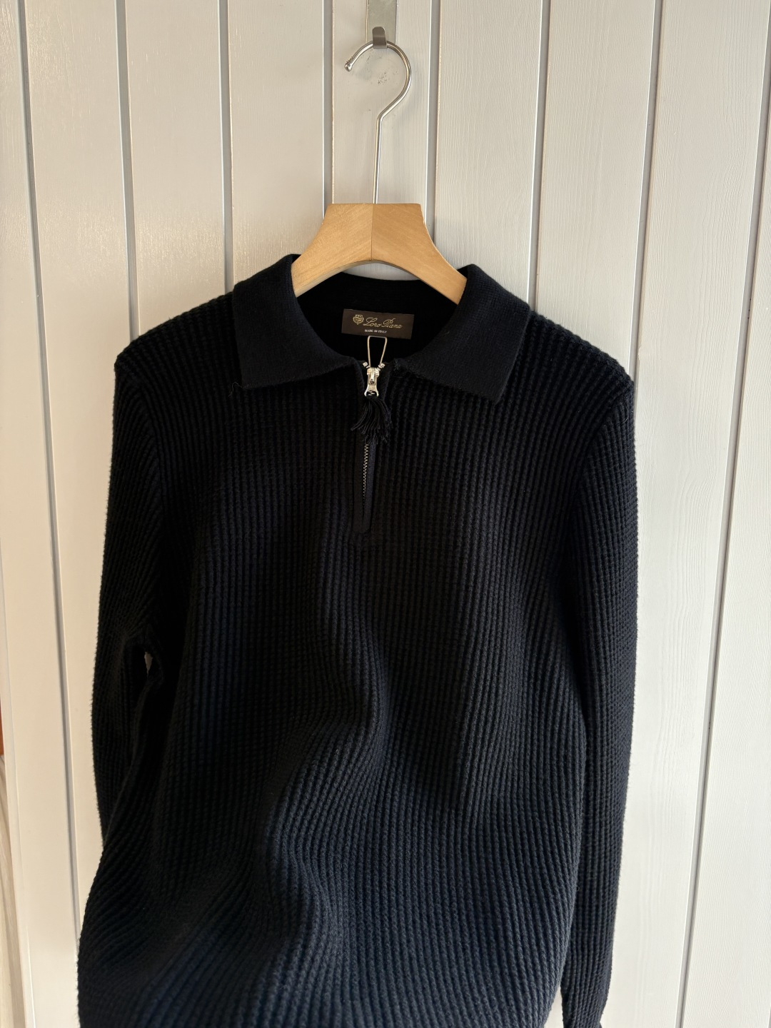 耗时王”菱形提花设计甄选超细优质纱线翻领短袖男士典藏款「耗时王」圆领奢雅工艺，触肤即高阶。• 匠心底蕴：