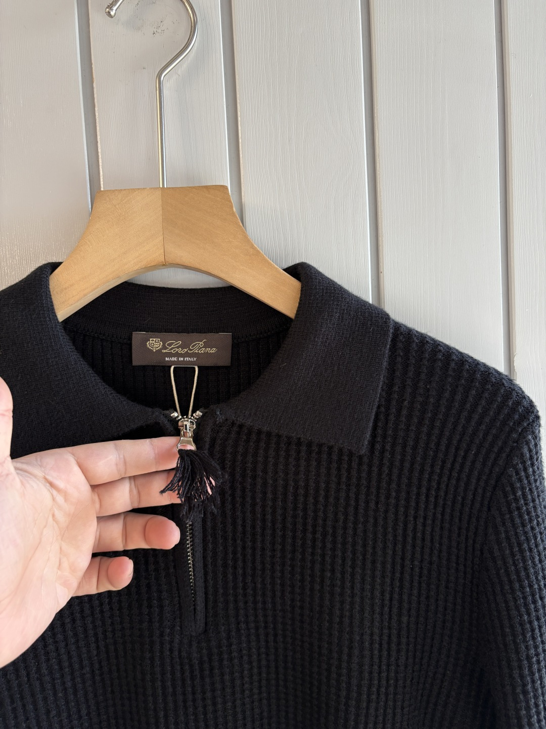 耗时王”菱形提花设计甄选超细优质纱线翻领短袖男士典藏款「耗时王」圆领奢雅工艺，触肤即高阶。• 匠心底蕴：