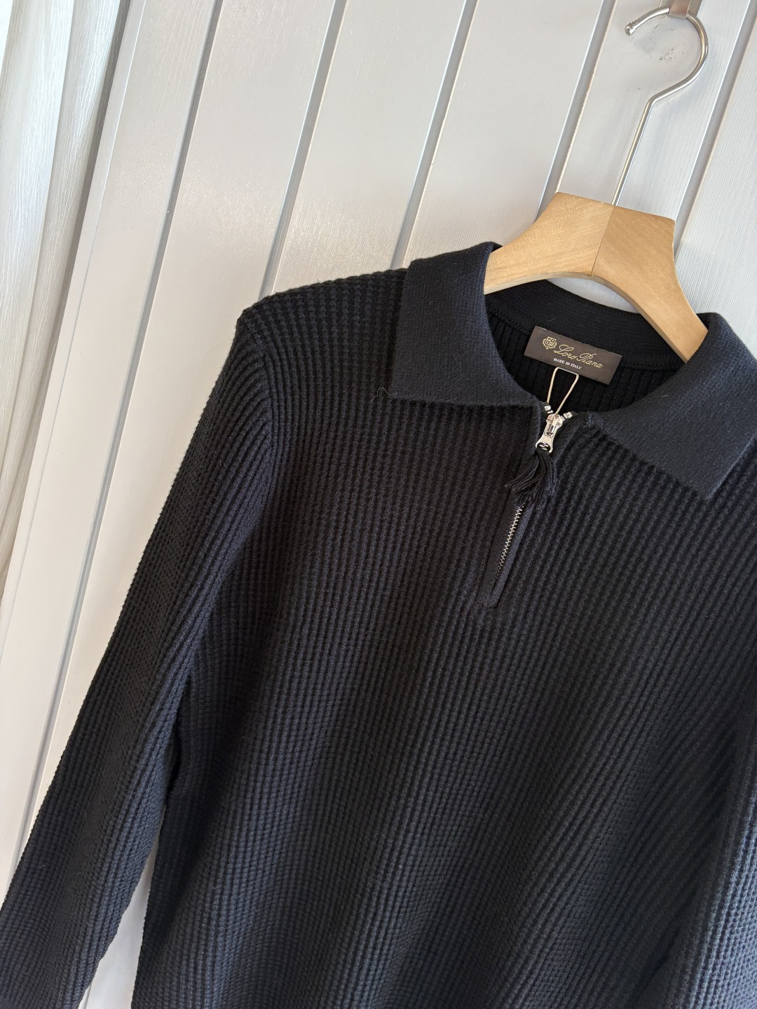 耗时王”菱形提花设计甄选超细优质纱线翻领短袖男士典藏款「耗时王」圆领奢雅工艺，触肤即高阶。• 匠心底蕴：