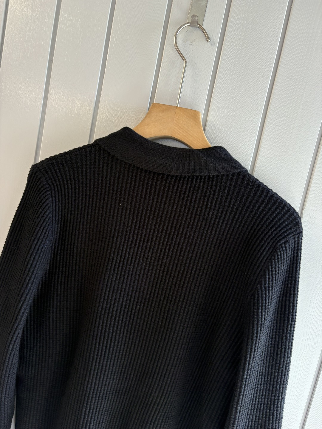 耗时王”菱形提花设计甄选超细优质纱线翻领短袖男士典藏款「耗时王」圆领奢雅工艺，触肤即高阶。• 匠心底蕴：