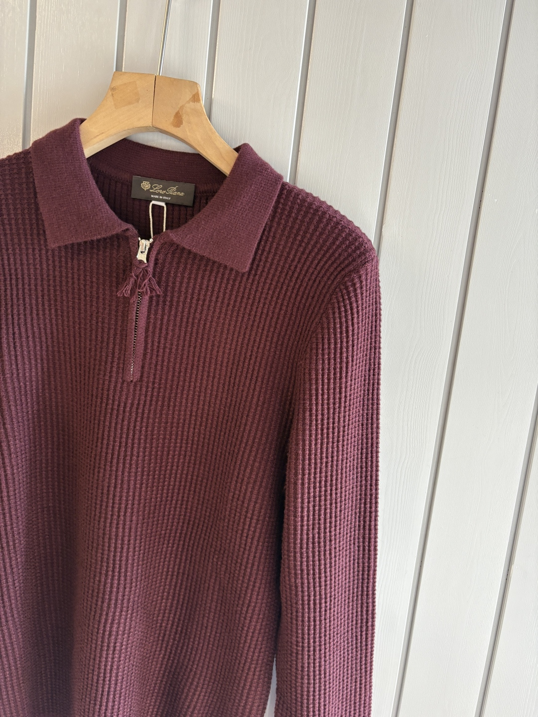 耗时王”菱形提花设计甄选超细优质纱线翻领短袖男士典藏款「耗时王」圆领奢雅工艺，触肤即高阶。• 匠心底蕴：