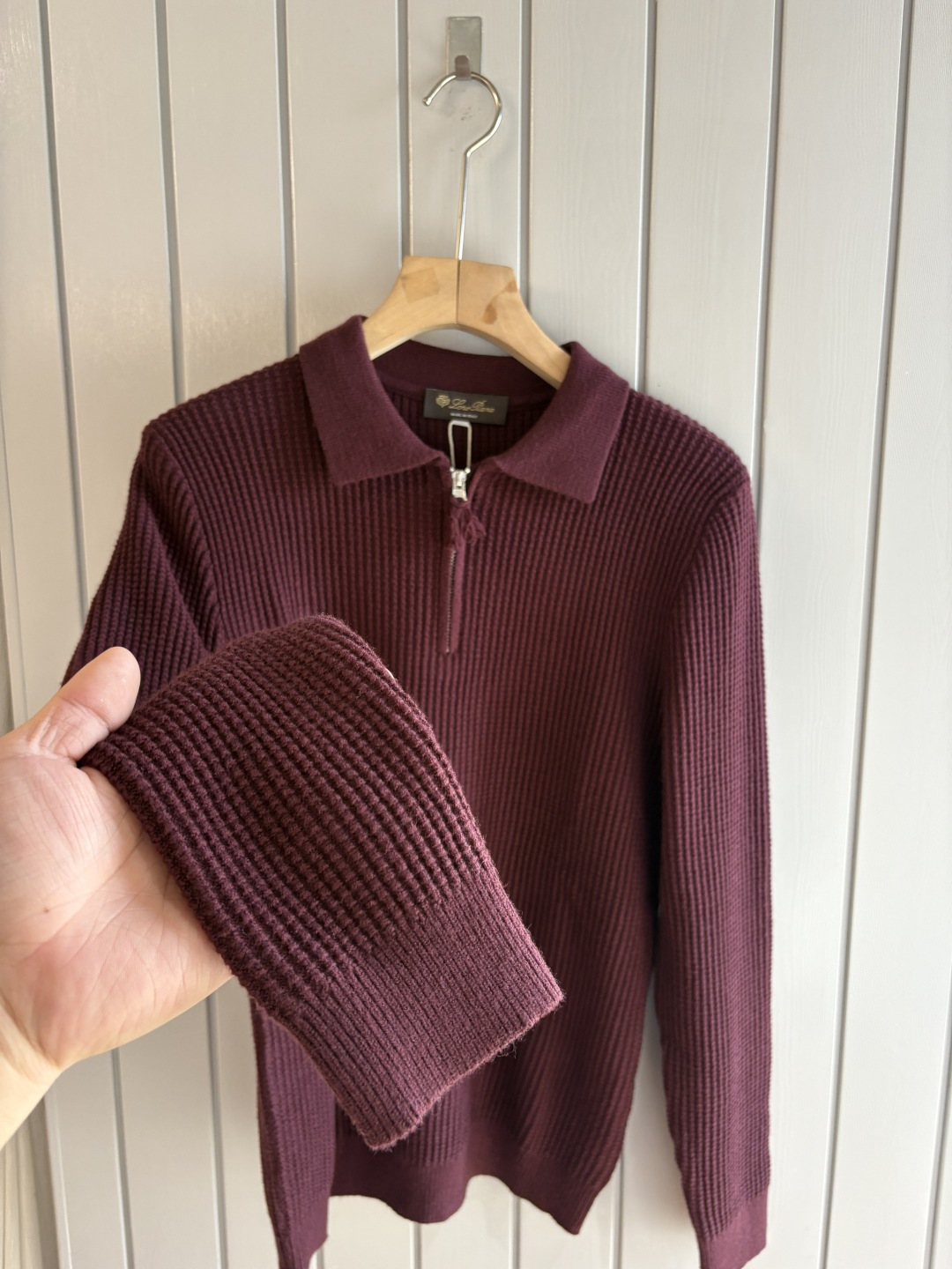 耗时王”菱形提花设计甄选超细优质纱线翻领短袖男士典藏款「耗时王」圆领奢雅工艺，触肤即高阶。• 匠心底蕴：