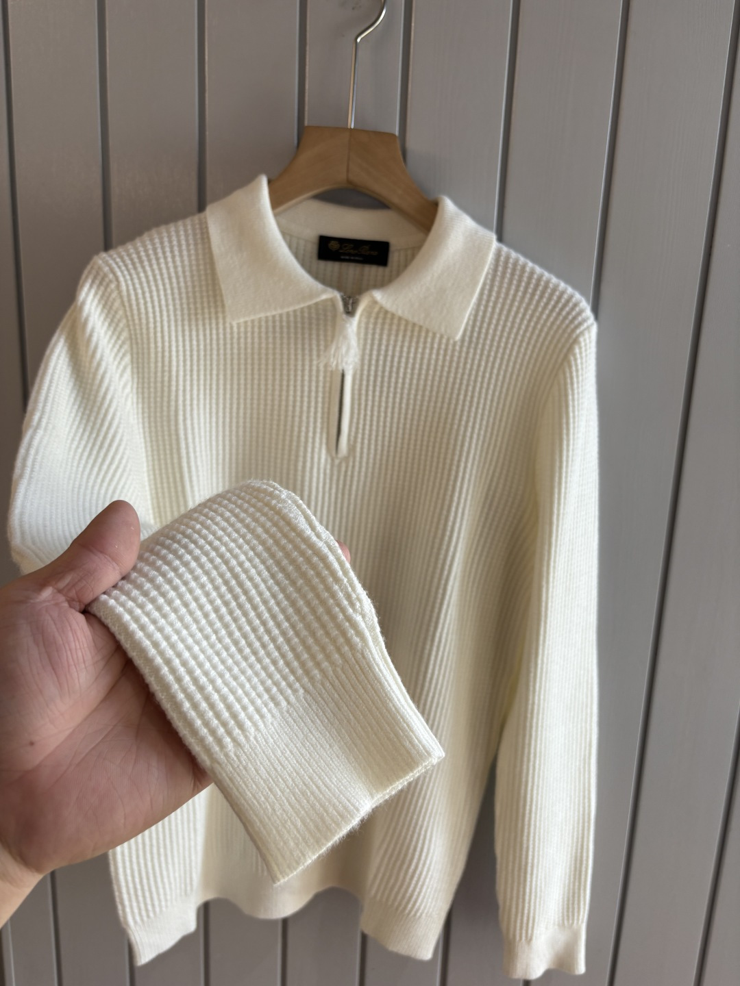 耗时王”菱形提花设计甄选超细优质纱线翻领短袖男士典藏款「耗时王」圆领奢雅工艺，触肤即高阶。• 匠心底蕴：