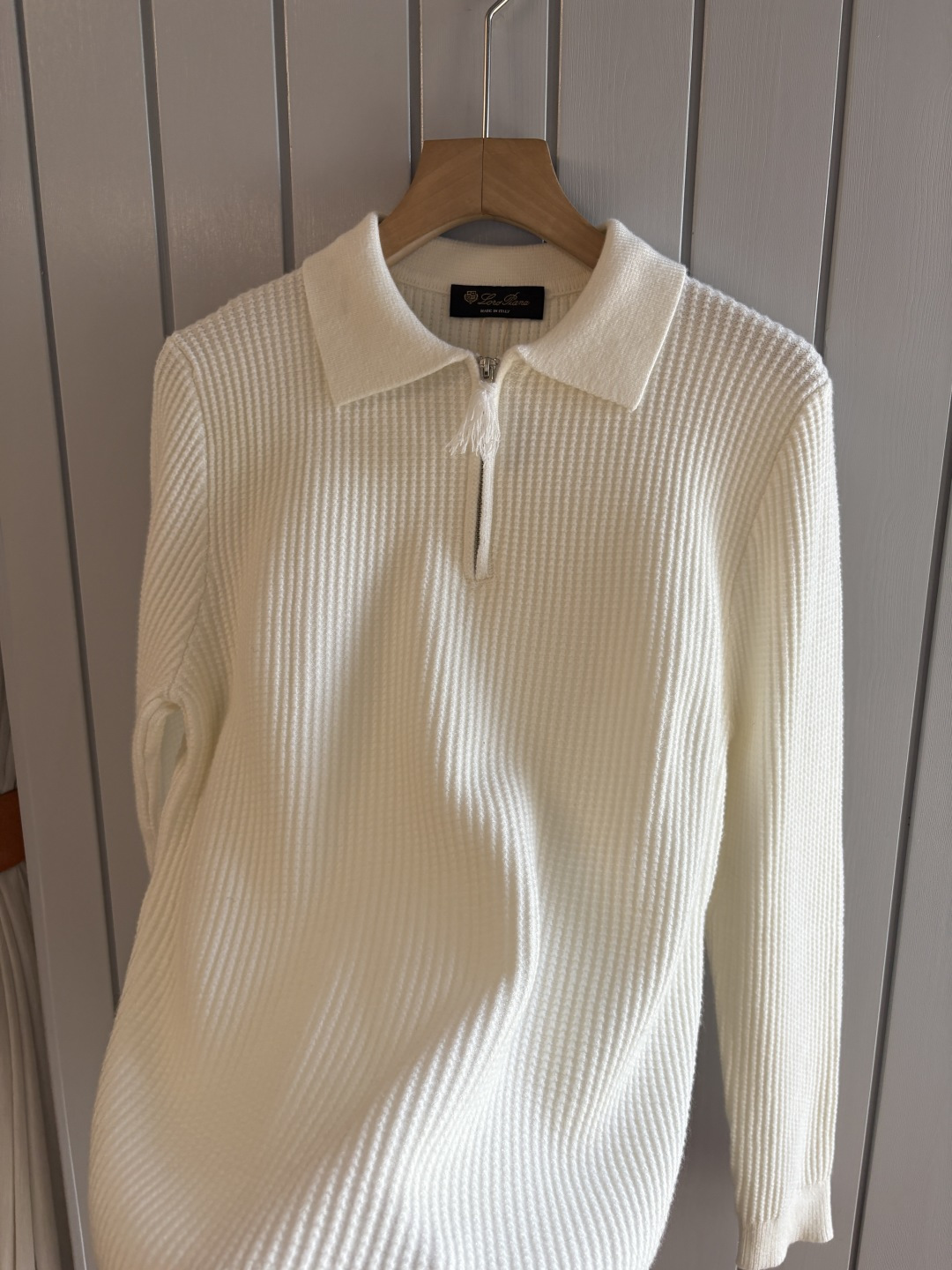 耗时王”菱形提花设计甄选超细优质纱线翻领短袖男士典藏款「耗时王」圆领奢雅工艺，触肤即高阶。• 匠心底蕴：