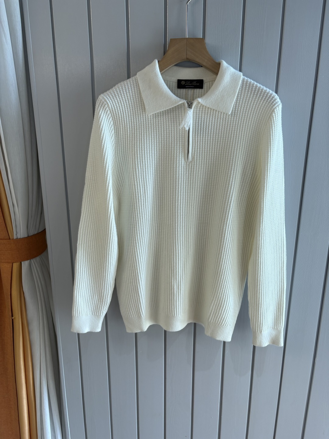 耗时王”菱形提花设计甄选超细优质纱线翻领短袖男士典藏款「耗时王」圆领奢雅工艺，触肤即高阶。• 匠心底蕴：