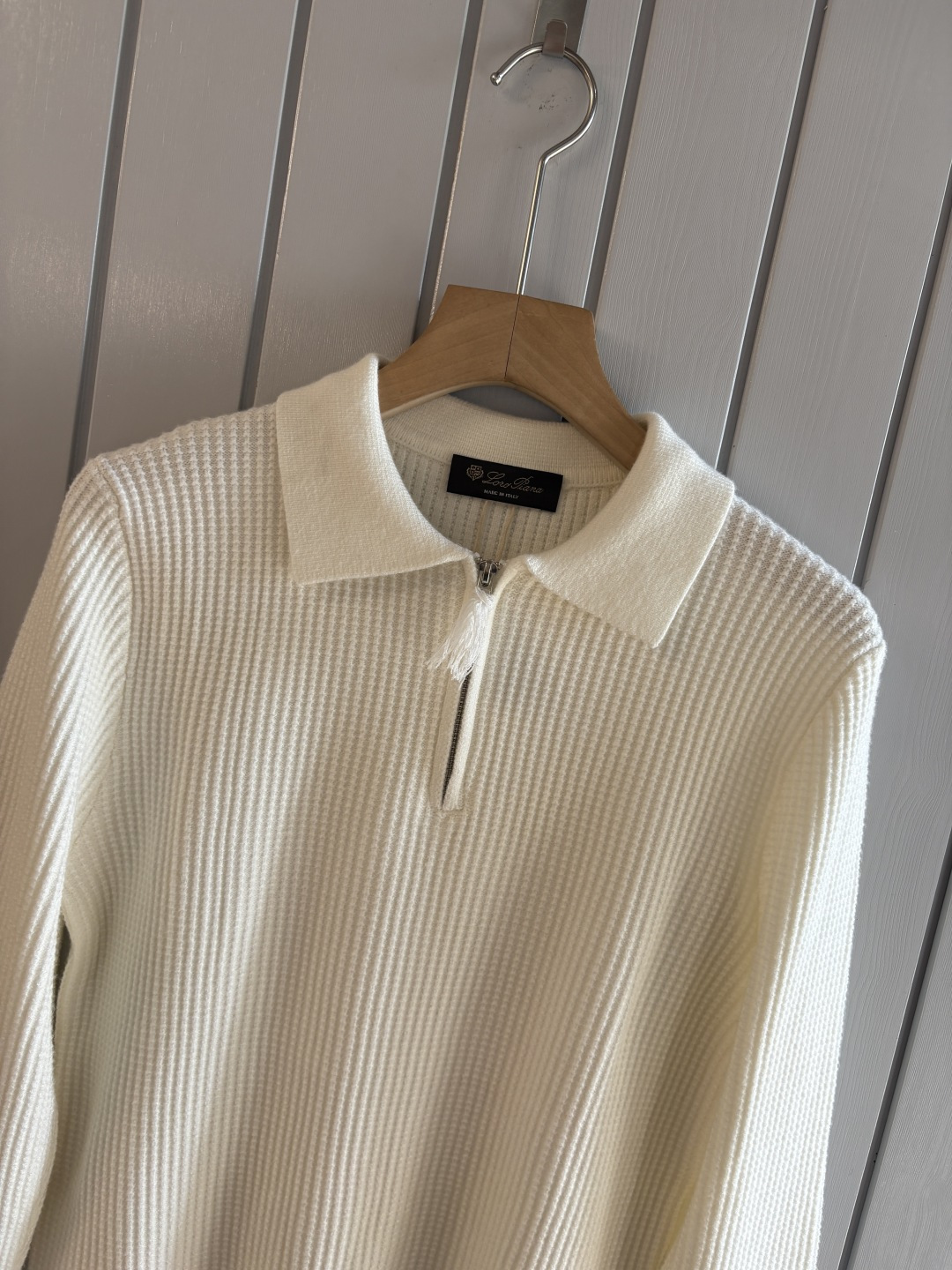 耗时王”菱形提花设计甄选超细优质纱线翻领短袖男士典藏款「耗时王」圆领奢雅工艺，触肤即高阶。• 匠心底蕴：