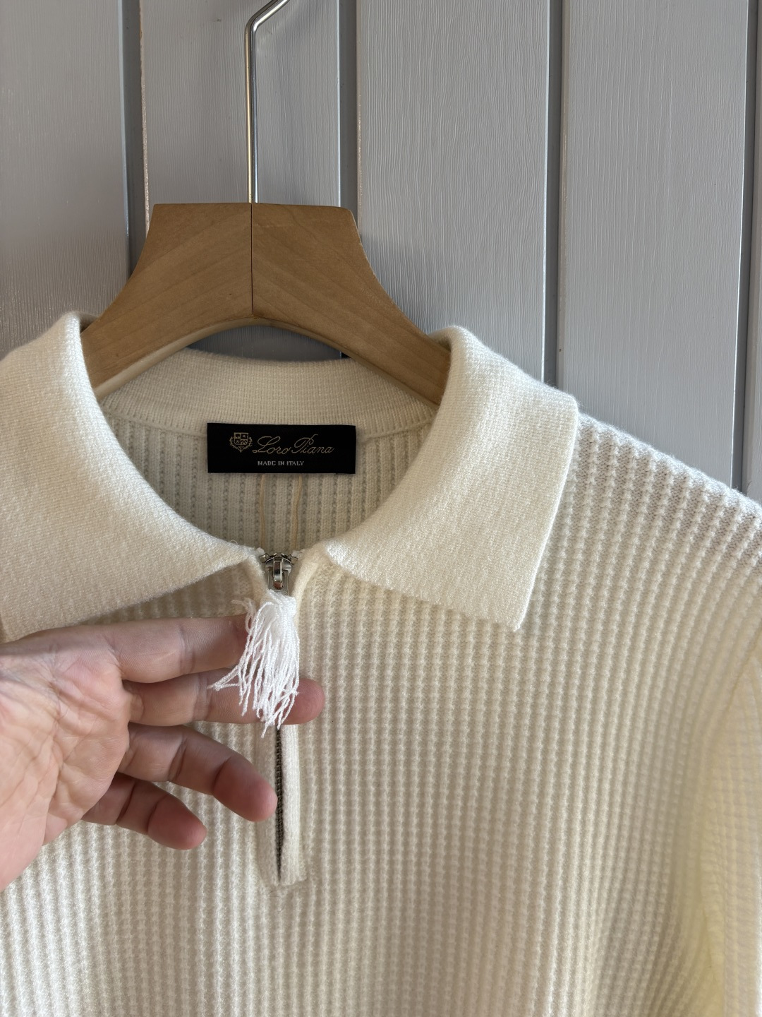 耗时王”菱形提花设计甄选超细优质纱线翻领短袖男士典藏款「耗时王」圆领奢雅工艺，触肤即高阶。• 匠心底蕴：