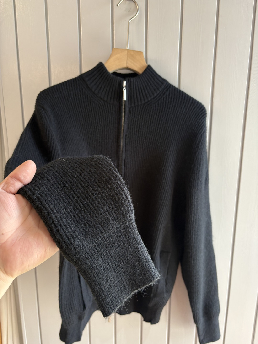 耗时王”菱形提花设计甄选超细优质纱线翻领短袖男士典藏款「耗时王」圆领奢雅工艺，触肤即高阶。• 匠心底蕴：