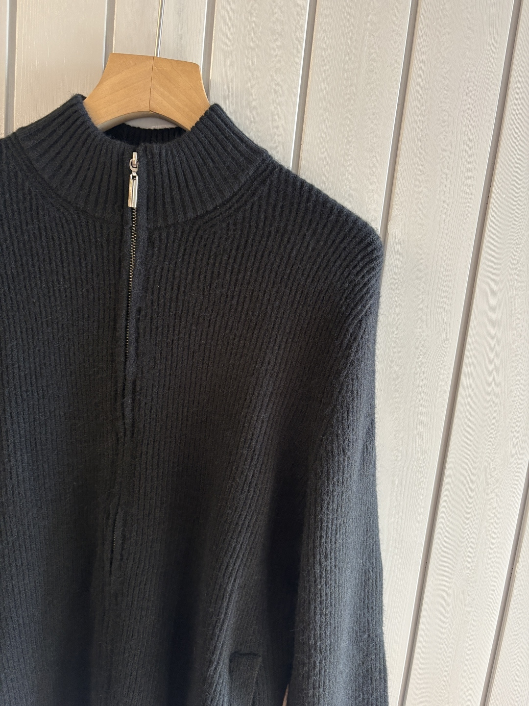 耗时王”菱形提花设计甄选超细优质纱线翻领短袖男士典藏款「耗时王」圆领奢雅工艺，触肤即高阶。• 匠心底蕴：