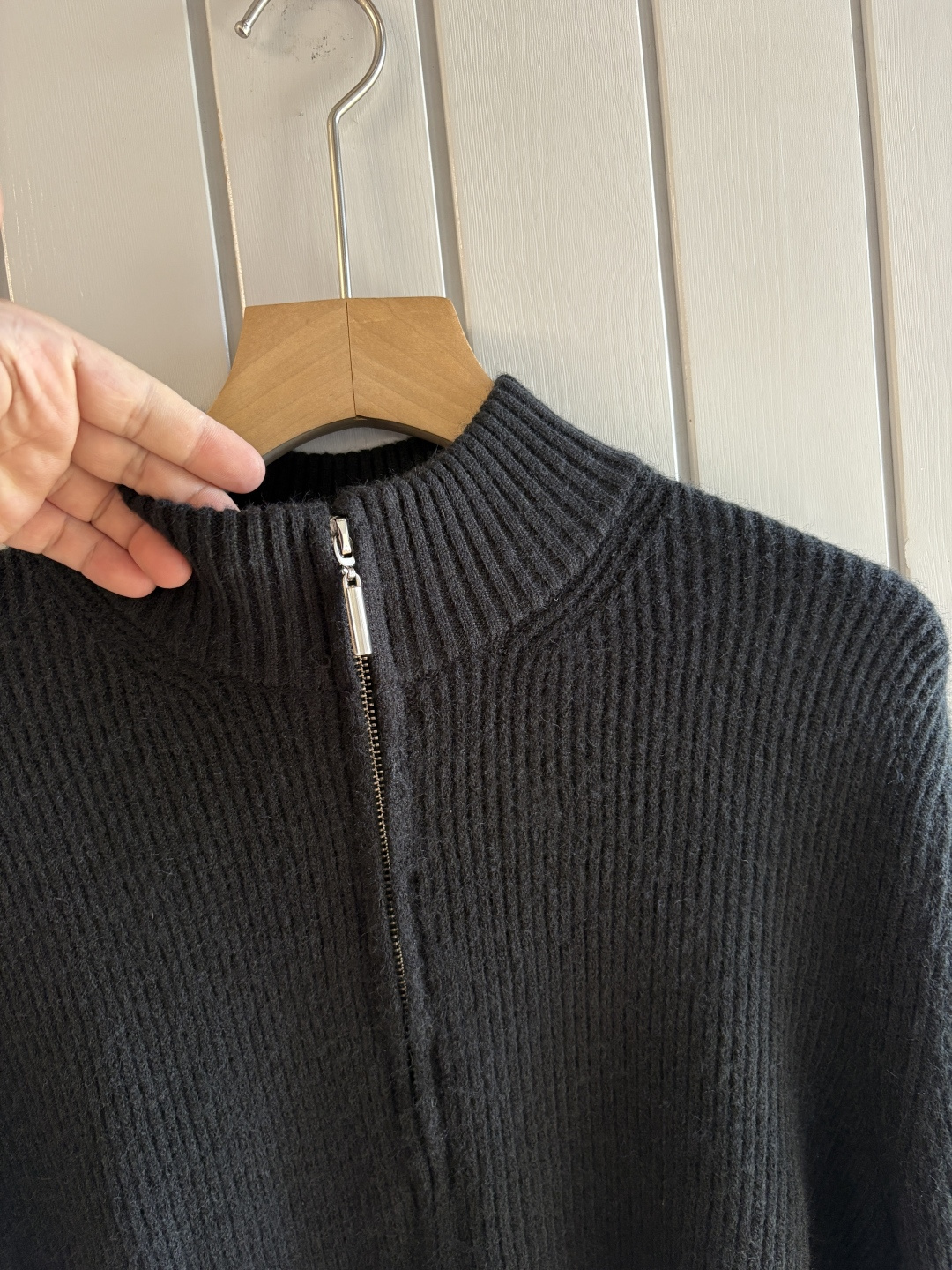 耗时王”菱形提花设计甄选超细优质纱线翻领短袖男士典藏款「耗时王」圆领奢雅工艺，触肤即高阶。• 匠心底蕴：