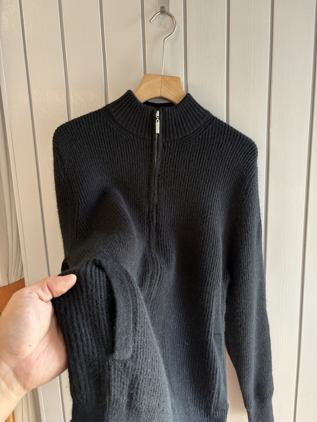 耗时王”菱形提花设计甄选超细优质纱线翻领短袖男士典藏款「耗时王」圆领奢雅工艺，触肤即高阶。• 匠心底蕴：